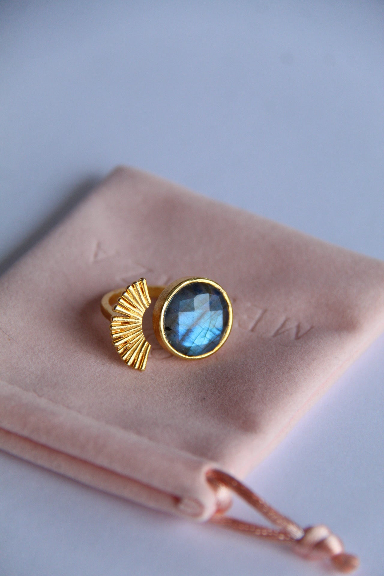 TAMARA, ANILLO CON PIEDRA NATURAL Y BAÑO DE ORO