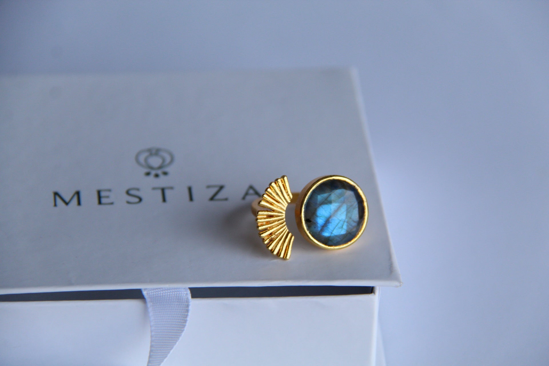 TAMARA, ANILLO CON PIEDRA NATURAL Y BAÑO DE ORO