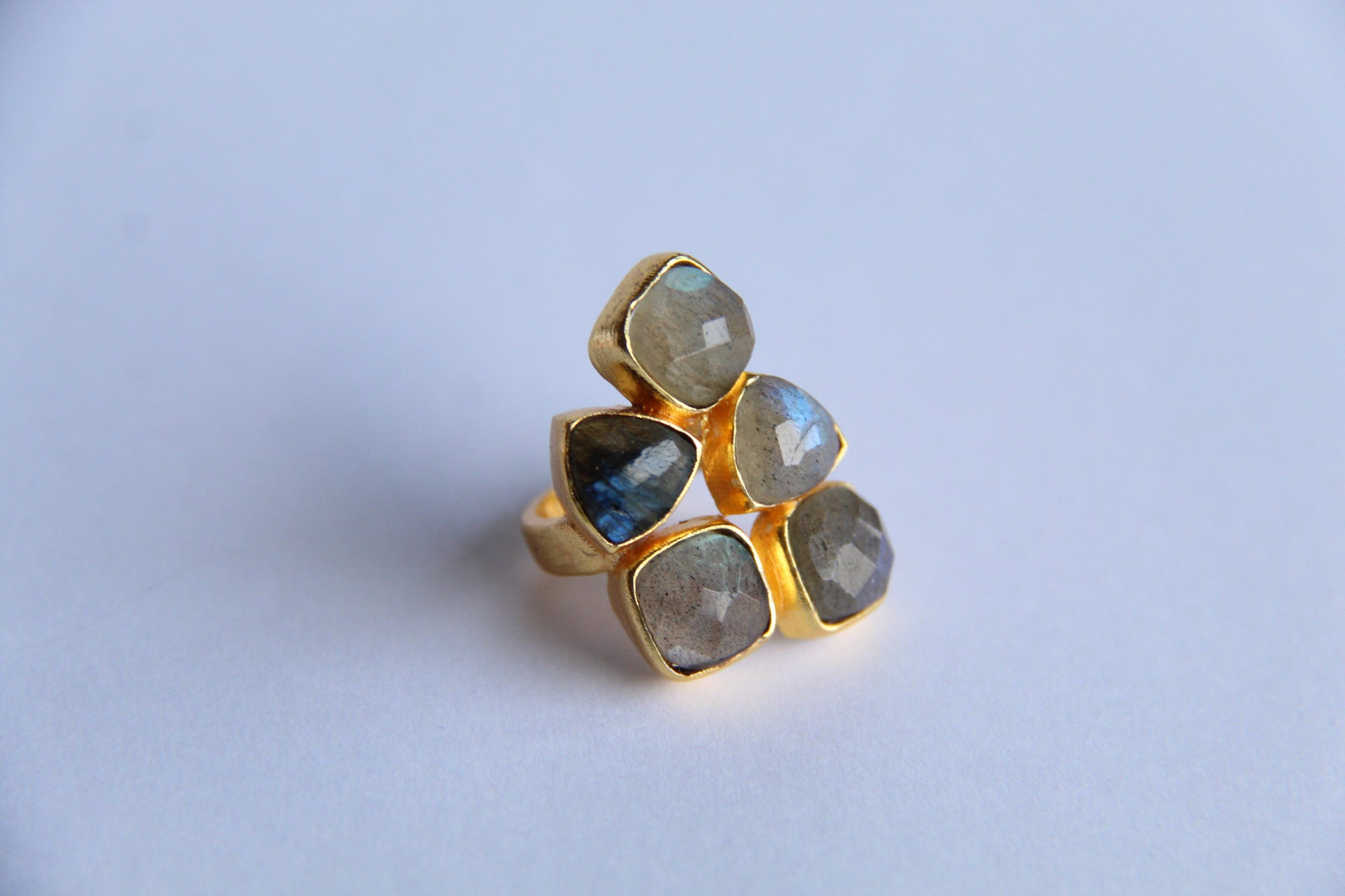 SHINE anillo con piedras y baño de oro de 24k