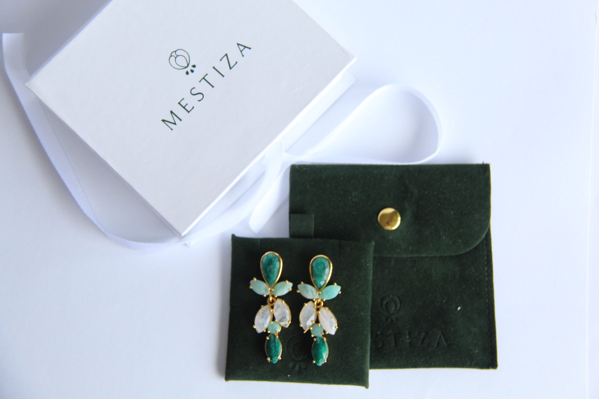 MAGNOLIA, ARETES CON PIEDRAS NATURALES