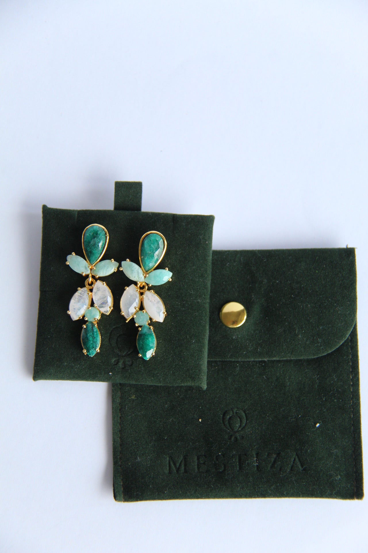 MAGNOLIA, ARETES CON PIEDRAS NATURALES