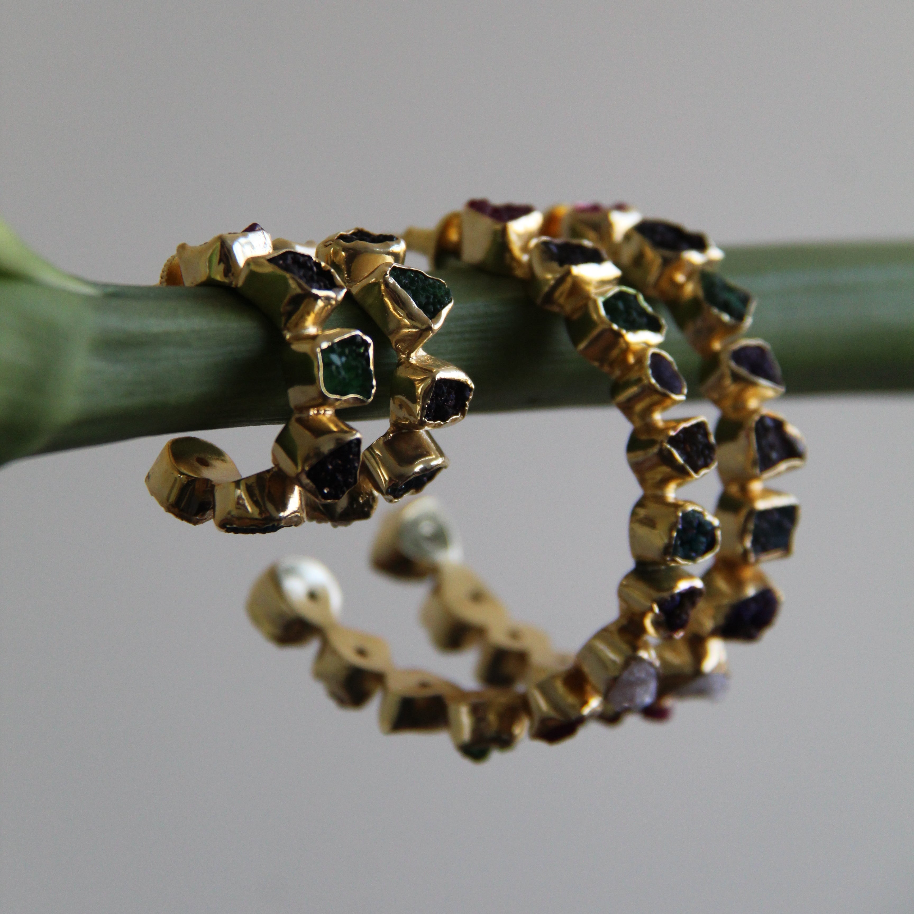 MINI AURATA, ARRACADAS CON PIEDRAS DRUZA DE CUARZO Y BAÑO DE ORO