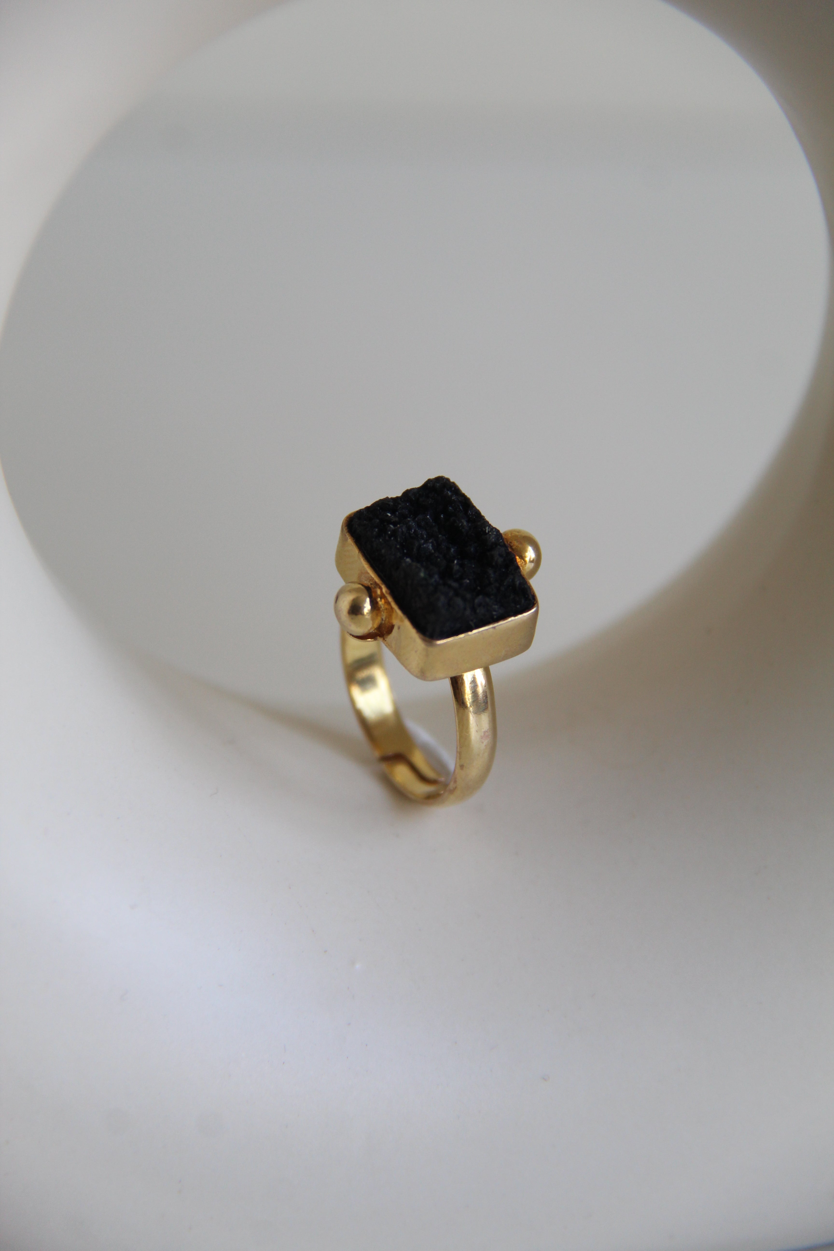 LINA, ANILLO CON PIEDRAS NATURALES Y BAÑO DE ORO