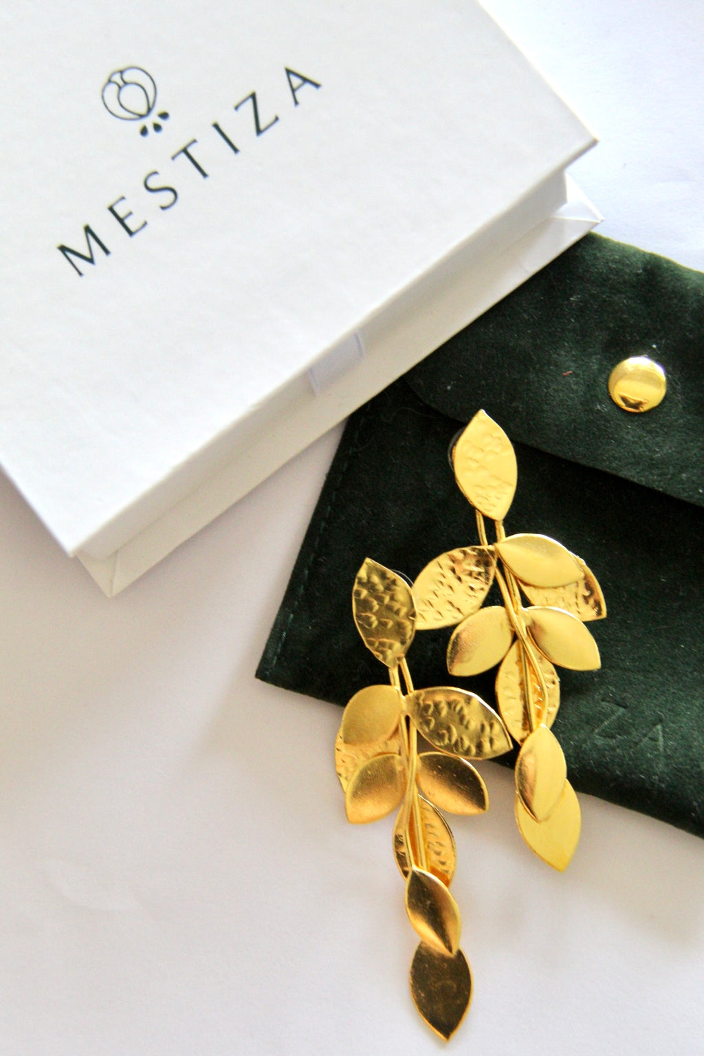 ELI, ARETES DORADOS CON BAÑO DE ORO.