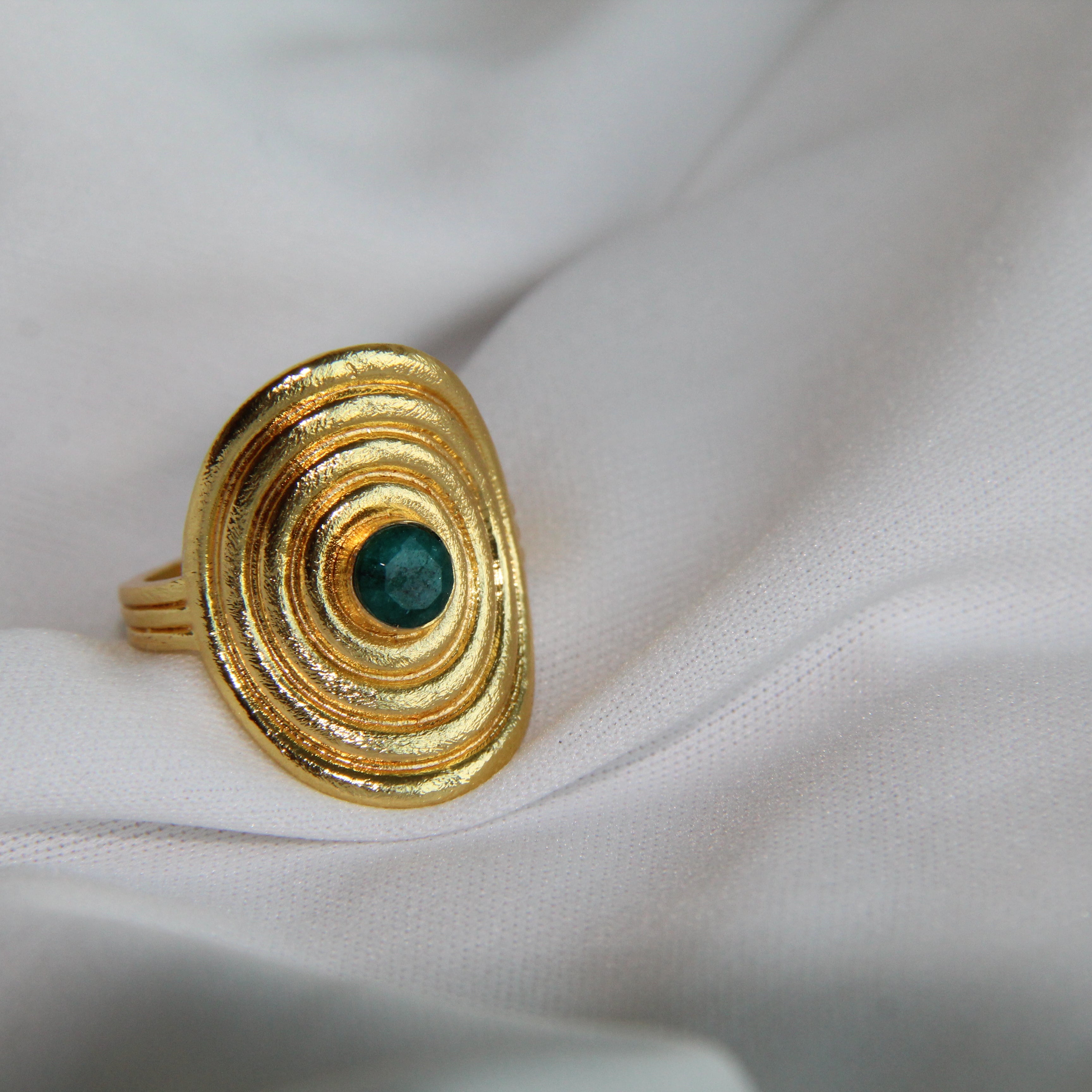 LILIANNE, ANILLO AJUSTABLE CON PIEDRAS NATURALES Y BAÑO DE ORO