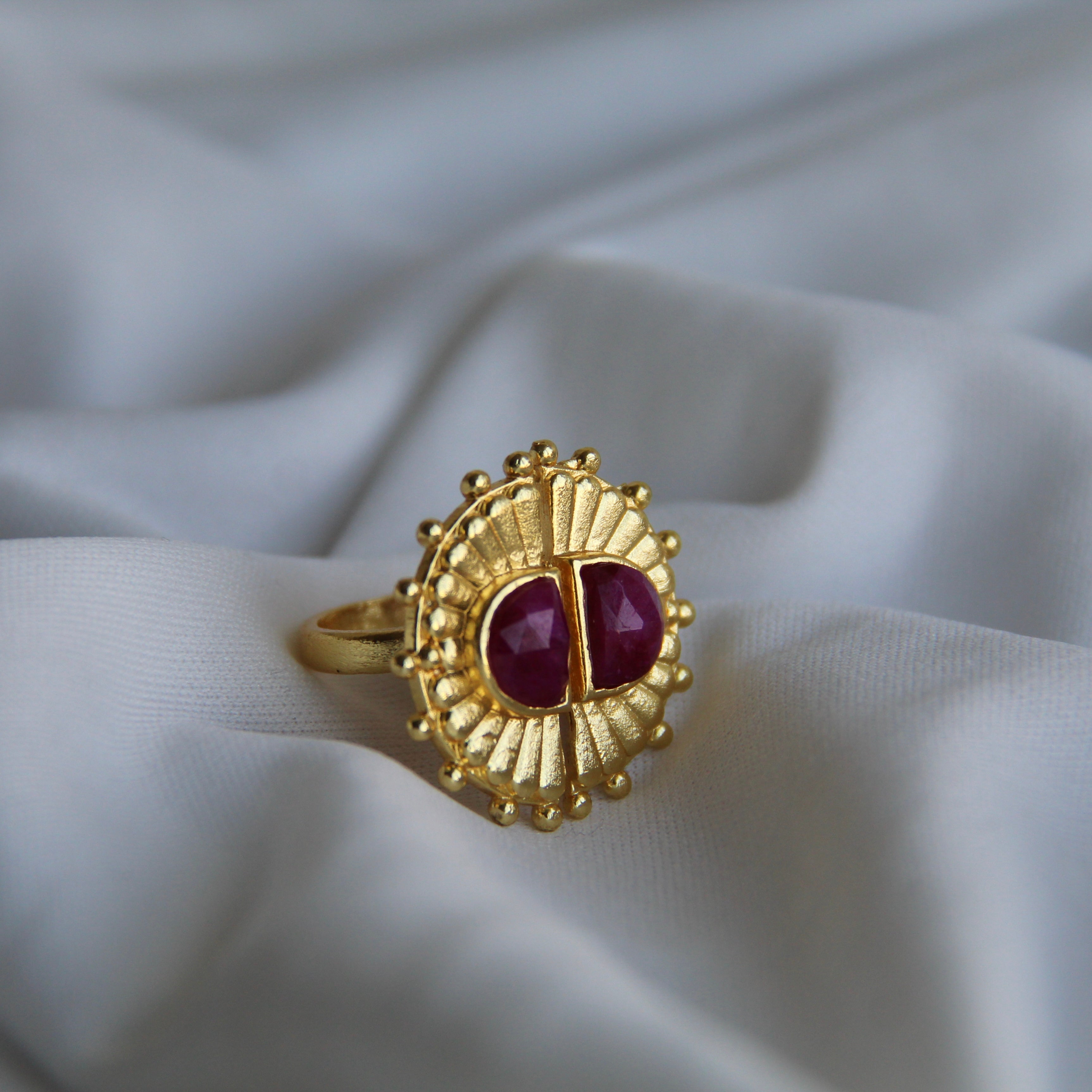 LORETTE, ANILLO AJUSTABLE CON PIEDRAS NATURALES Y BAÑO DE ORO