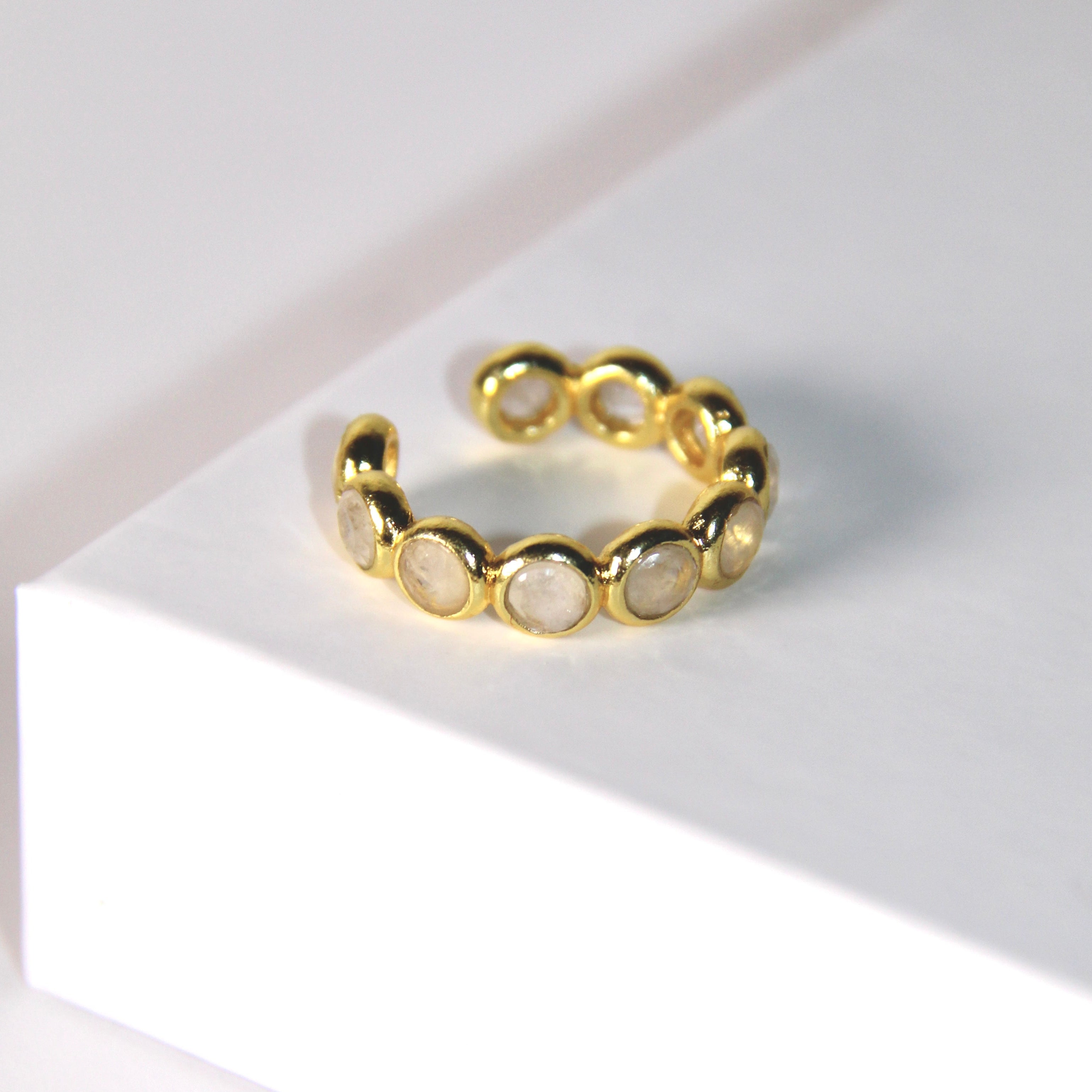 JOLIE, ANILLO AJUSTABLE CON PIEDRAS NATURALES Y BAÑO DE ORO