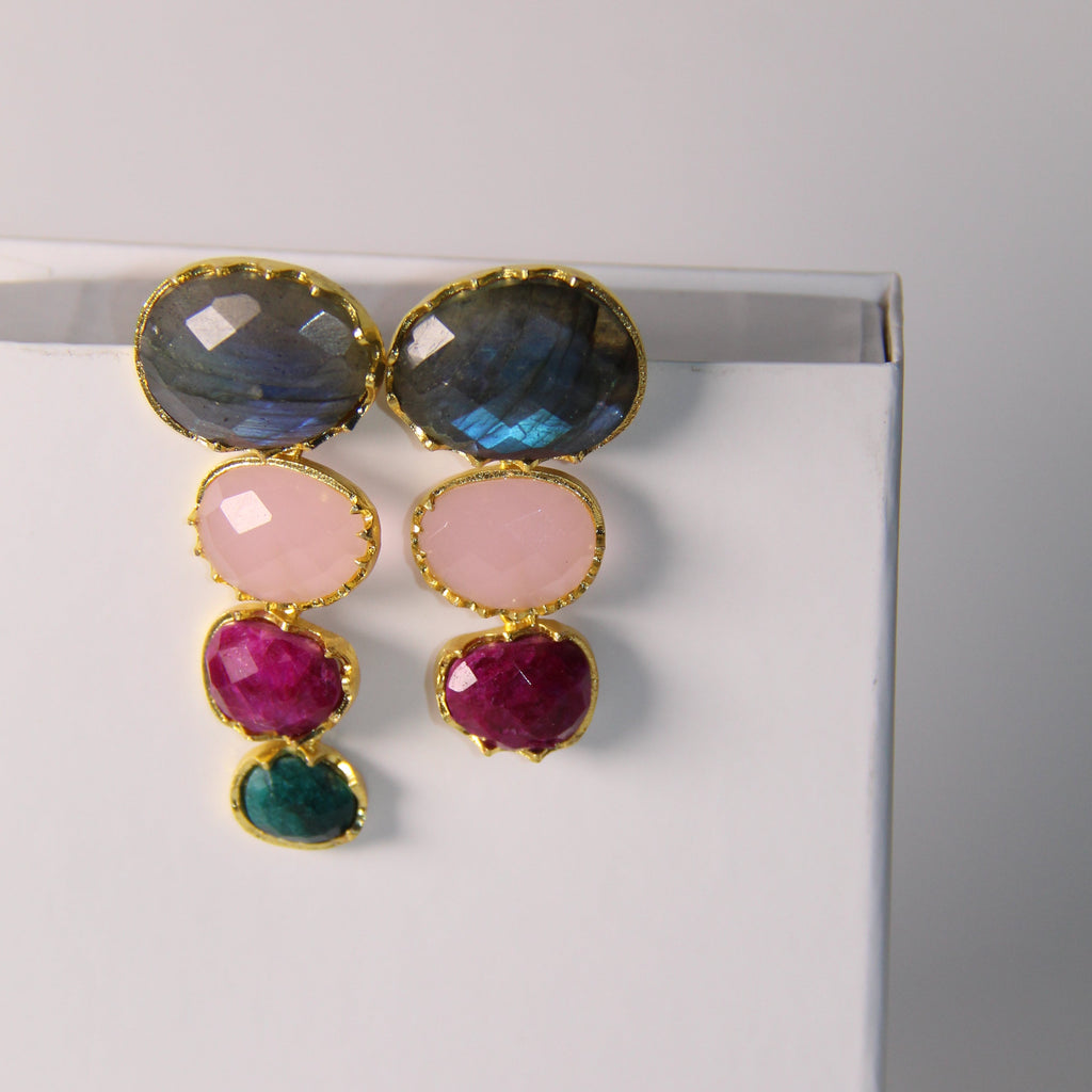 LARA, ARETES DESMONTABLES, CON PIEDRAS NATURALES Y BAÑO DE ORO