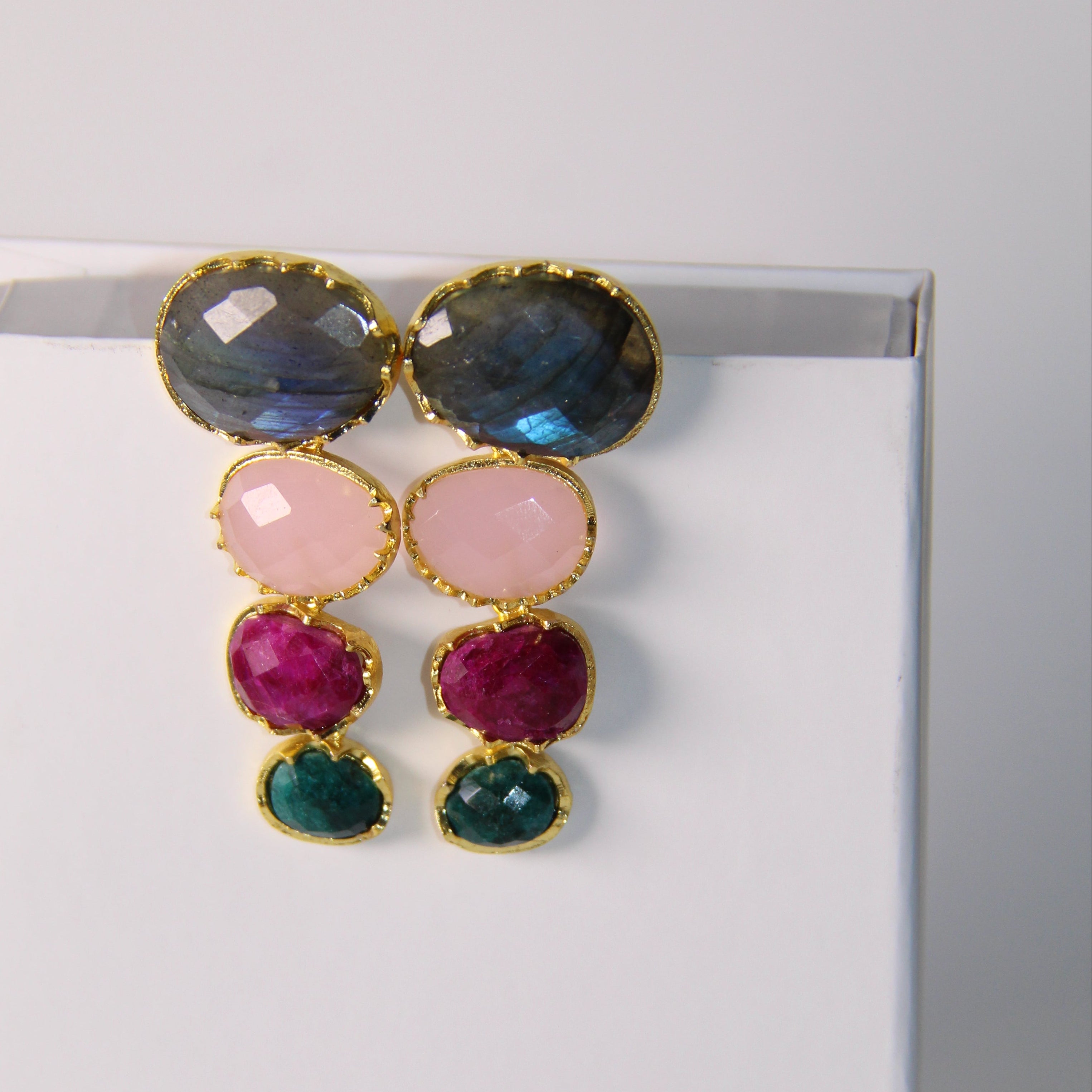 LARA, ARETES DESMONTABLES, CON PIEDRAS NATURALES Y BAÑO DE ORO