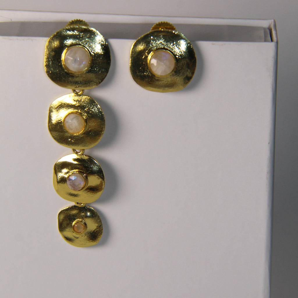 PADMA, ARETES DESMONTABLES CON PIEDRAS NATURALES Y BAÑO DE ORO