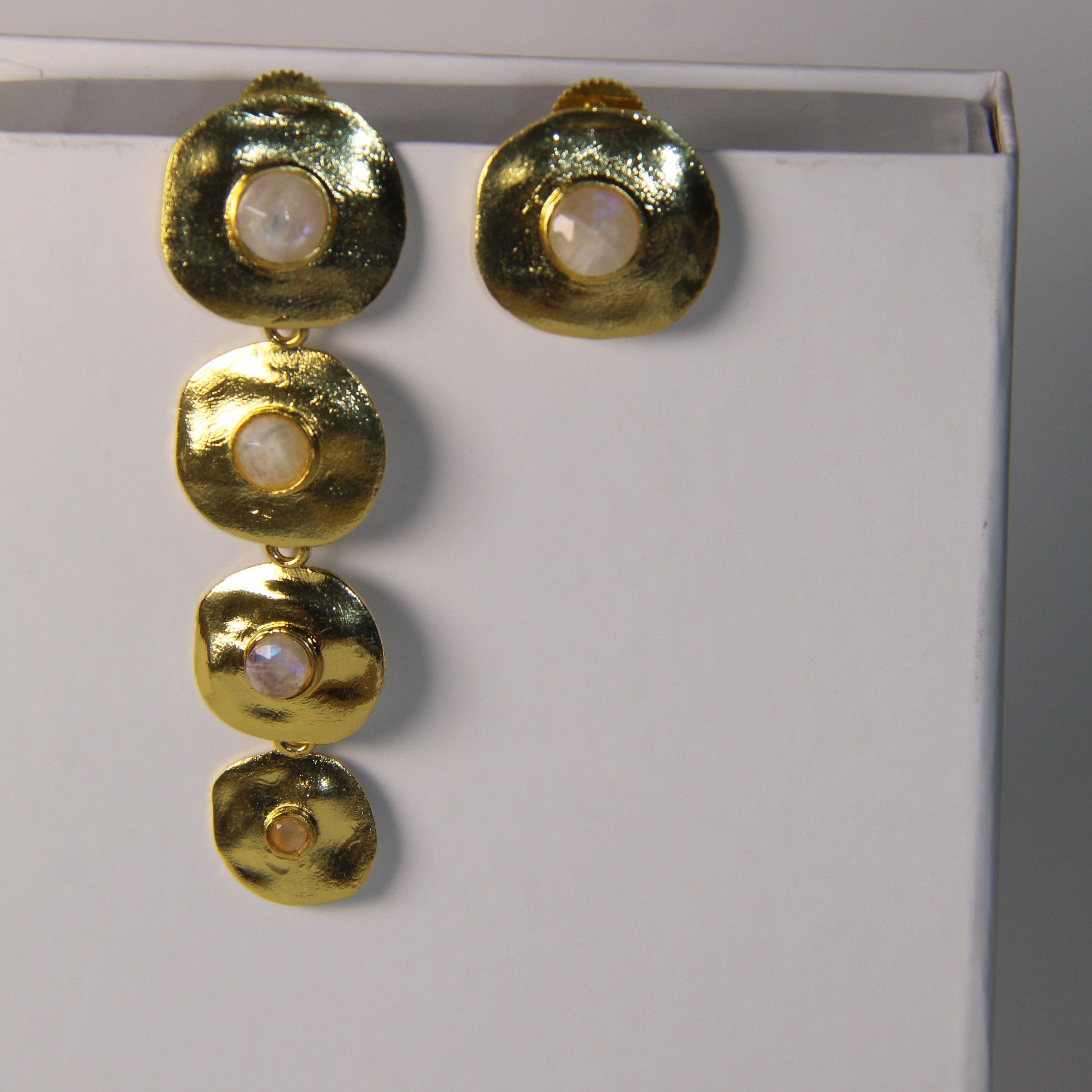 PADMA, ARETES DESMONTABLES CON PIEDRAS NATURALES Y BAÑO DE ORO