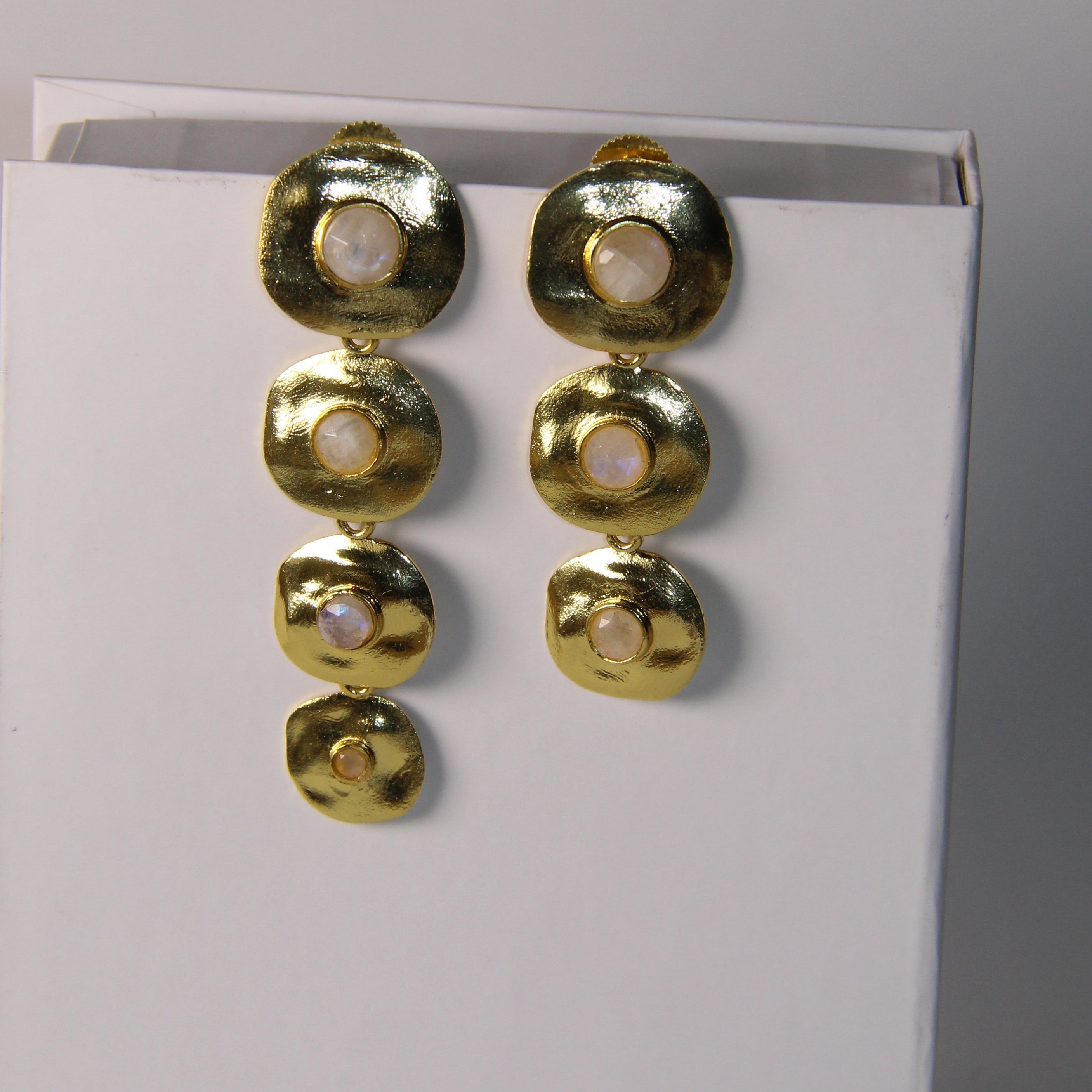 PADMA, ARETES DESMONTABLES CON PIEDRAS NATURALES Y BAÑO DE ORO