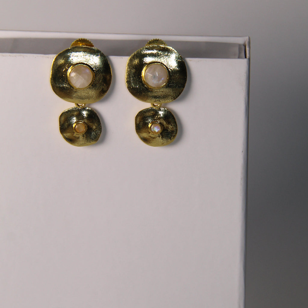 PADMA, ARETES DESMONTABLES CON PIEDRAS NATURALES Y BAÑO DE ORO