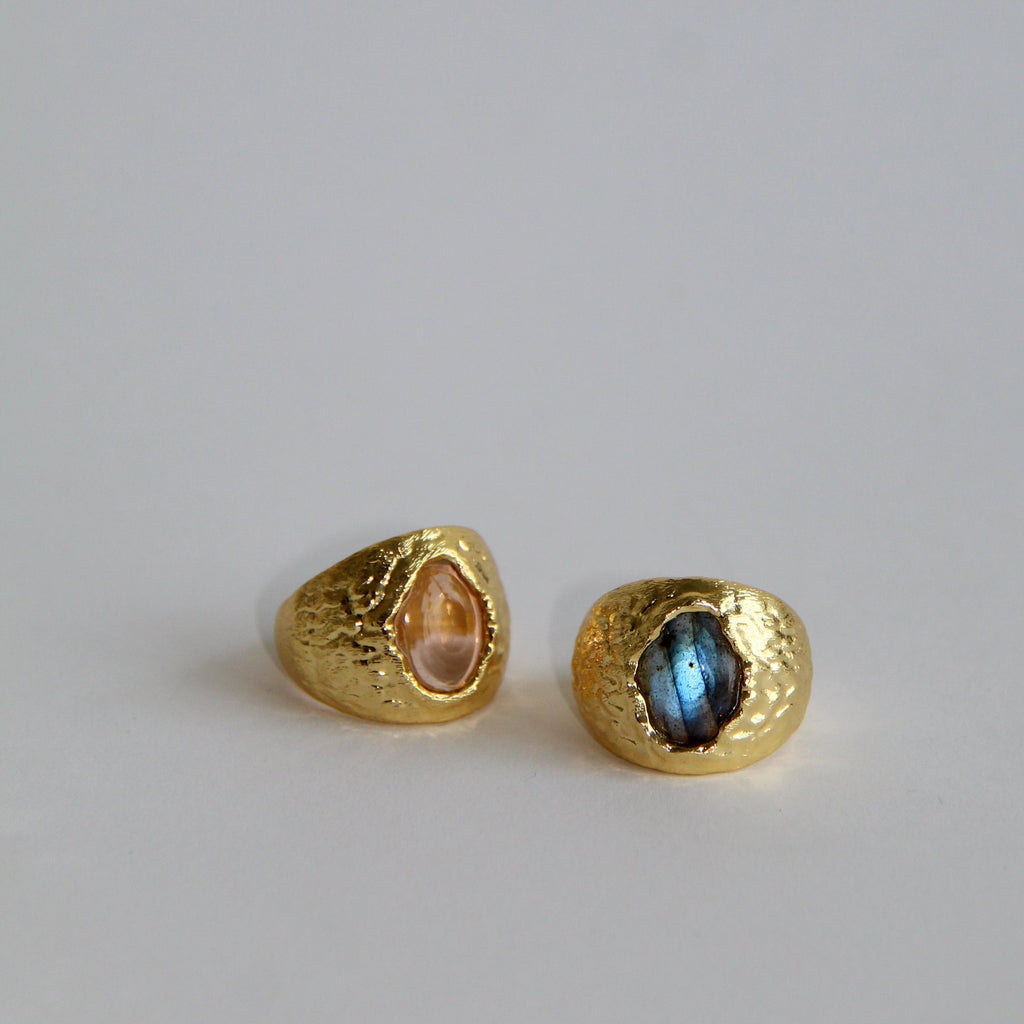 DELORA, ANILLO CON PIEDRAS NATURALES Y BAÑO DE ORO