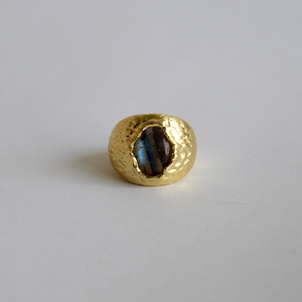DELORA, ANILLO CON PIEDRAS NATURALES Y BAÑO DE ORO