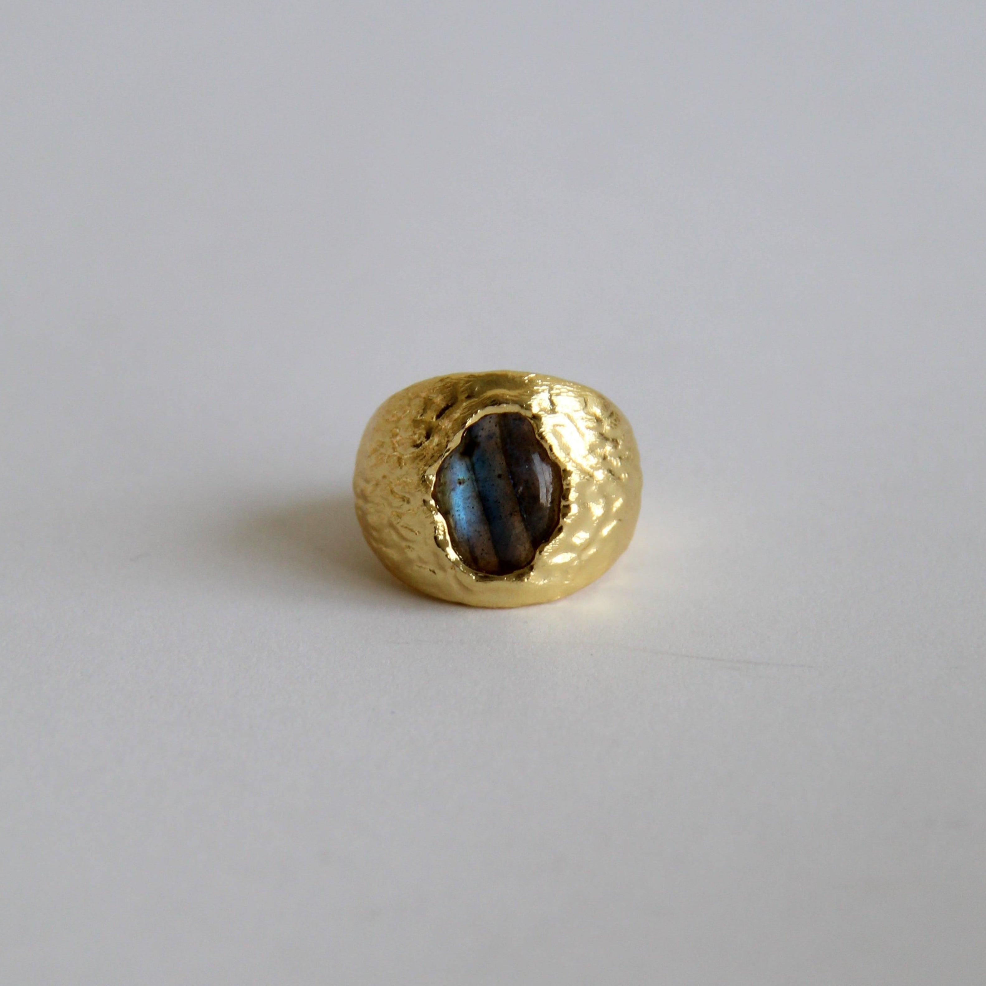 DELORA, ANILLO CON PIEDRAS NATURALES Y BAÑO DE ORO