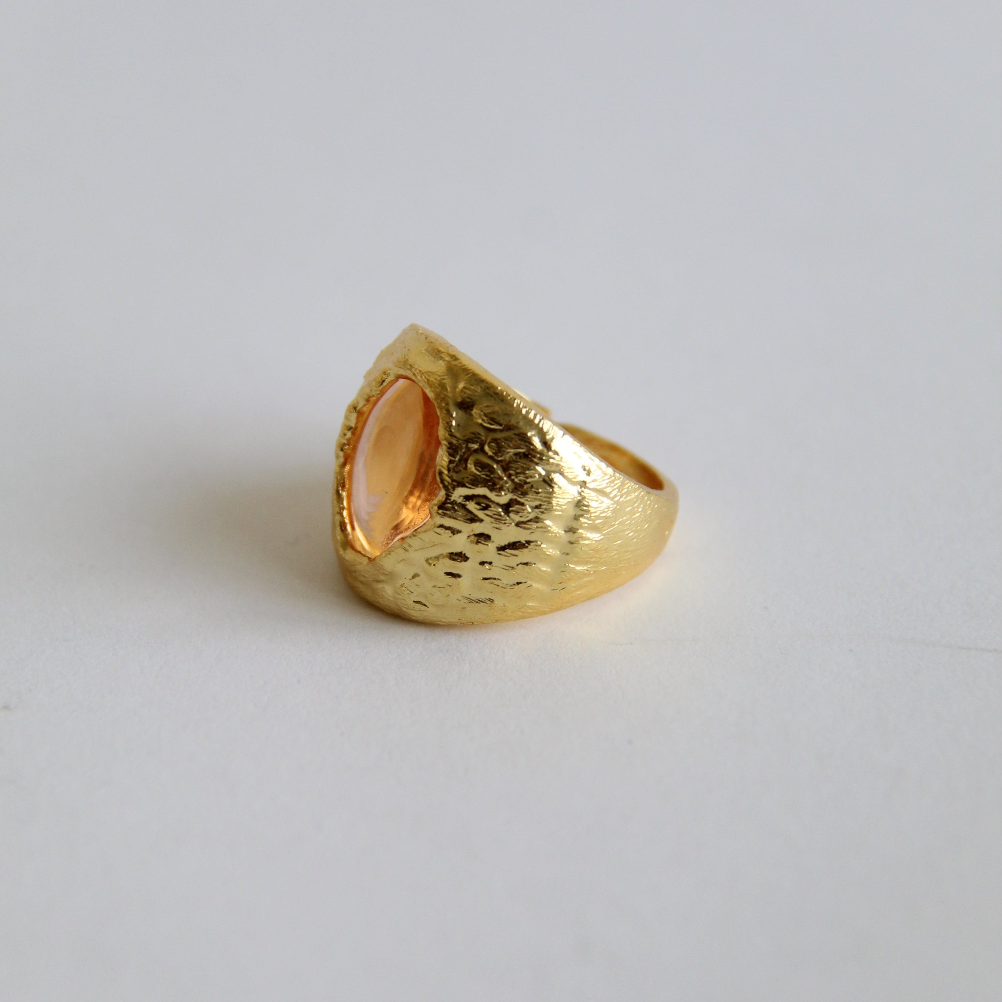 DELORA, ANILLO CON PIEDRAS NATURALES Y BAÑO DE ORO