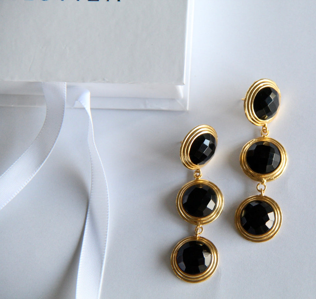 BERNARDA, ARETES CON PIEDRAS NATURALES Y BAÑO DE ORO.