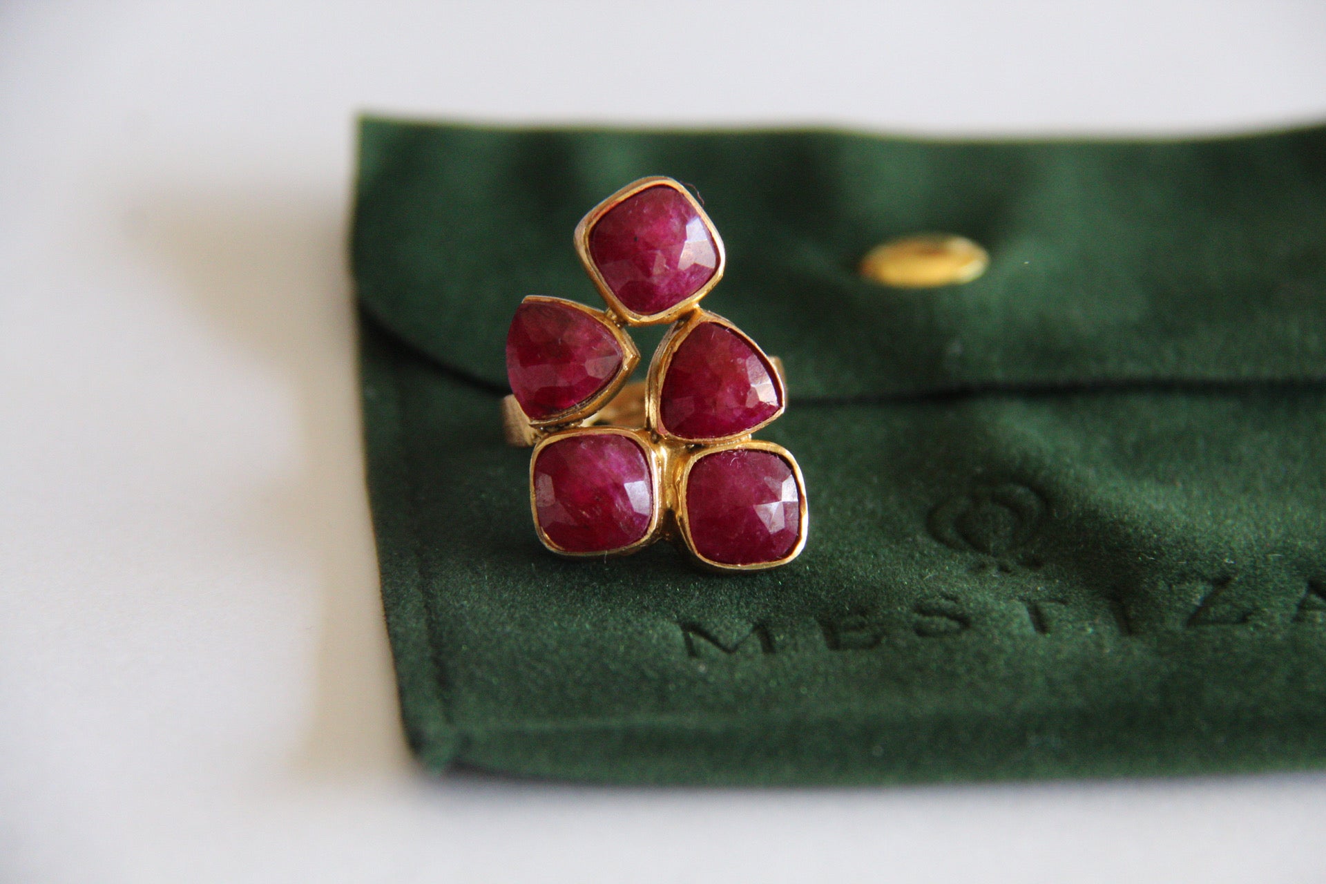 SHINE anillo con piedras y baño de oro de 24k