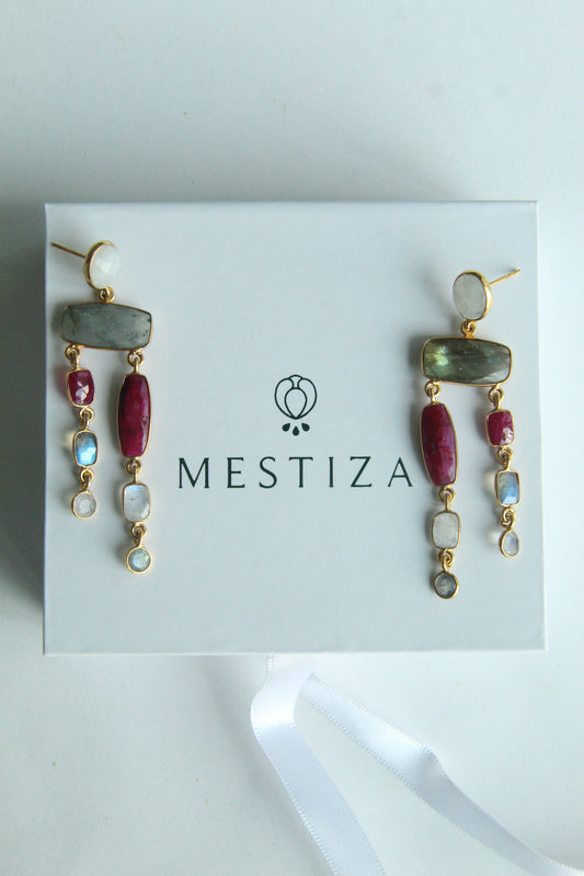 NATHALIA, ARETES CON PIEDRAS NATURALES Y BAÑO DE ORO