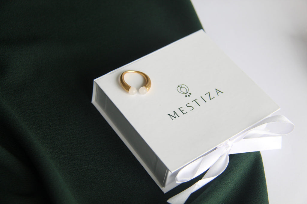 DANIELLE, ANILLO AJUSTABLE CON PIEDRAS NATURALES Y BAÑO DE ORO