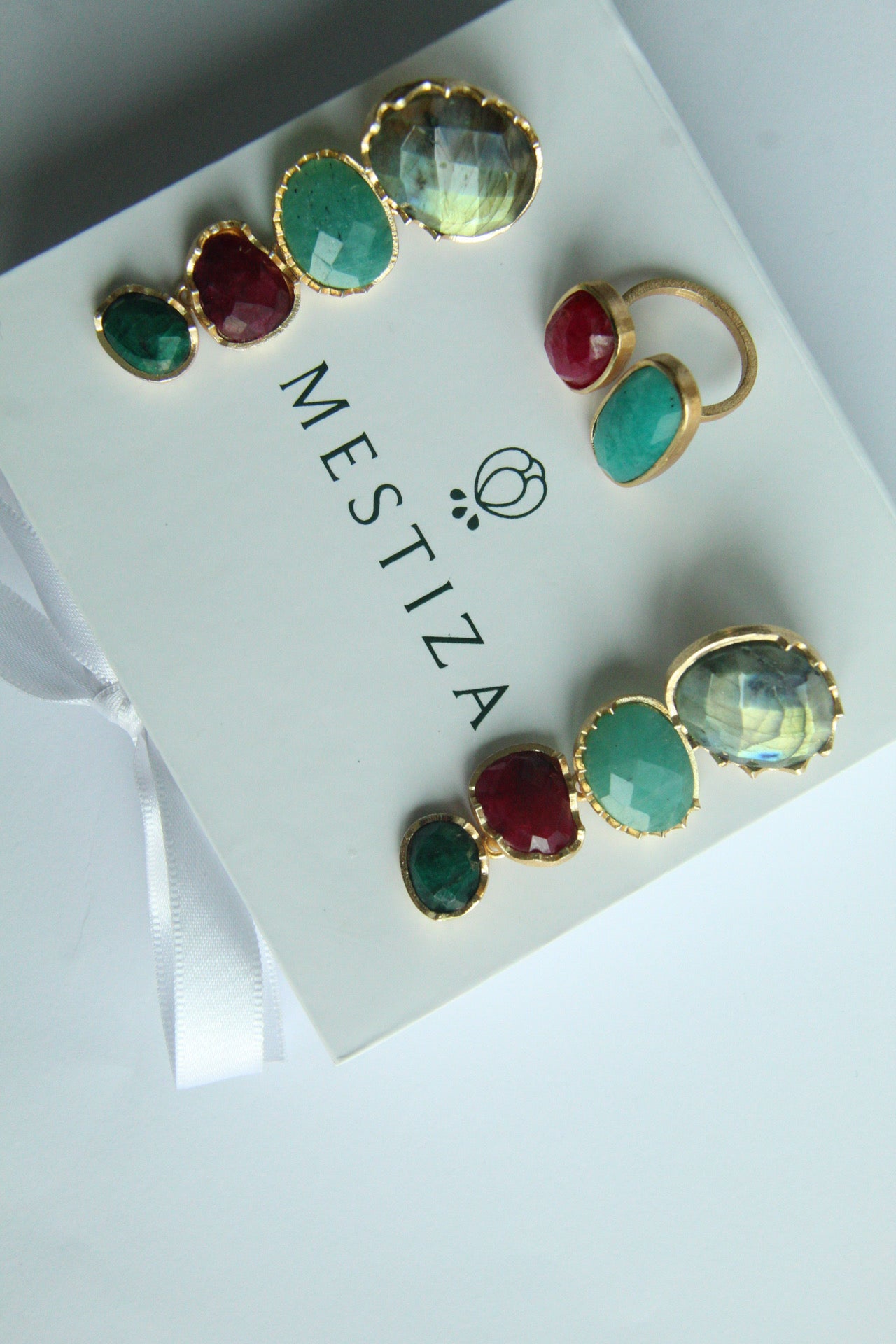 LARA, ARETES DESMONTABLES, CON PIEDRAS NATURALES Y BAÑO DE ORO