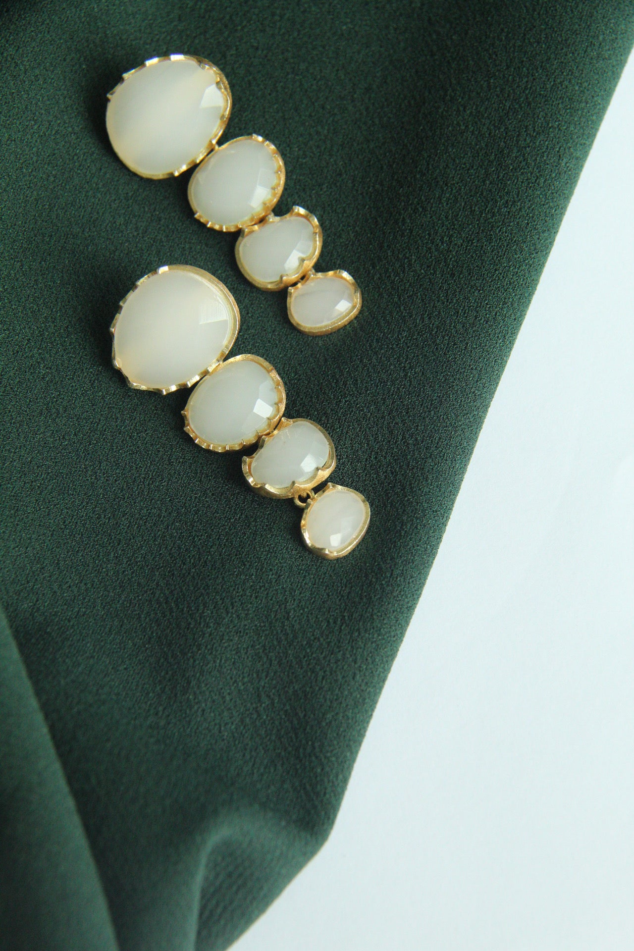 LARA, ARETES DESMONTABLES, CON PIEDRAS NATURALES Y BAÑO DE ORO