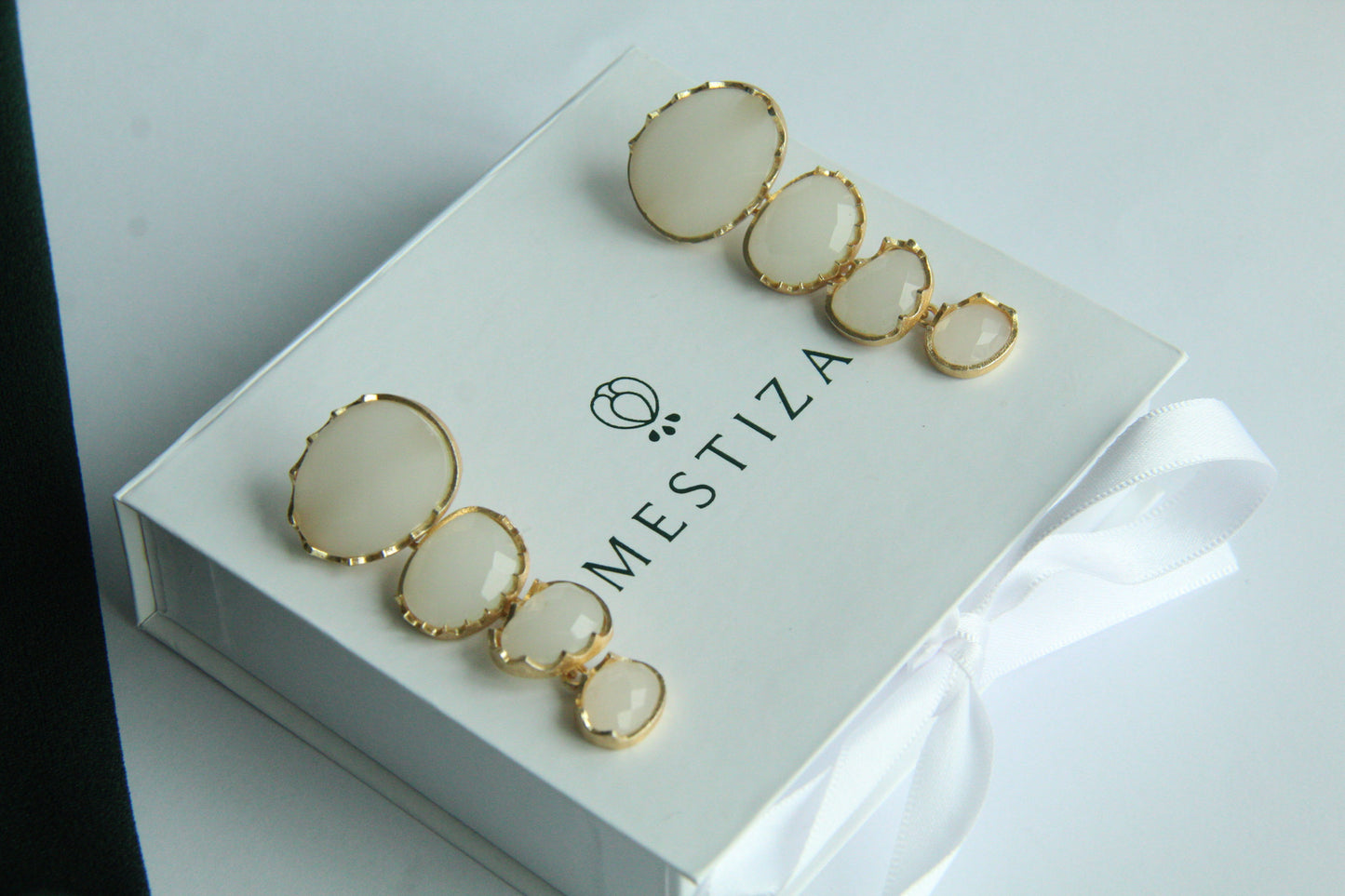 LARA, ARETES DESMONTABLES, CON PIEDRAS NATURALES Y BAÑO DE ORO
