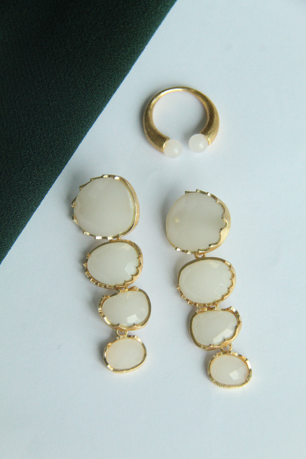 LARA, ARETES DESMONTABLES, CON PIEDRAS NATURALES Y BAÑO DE ORO