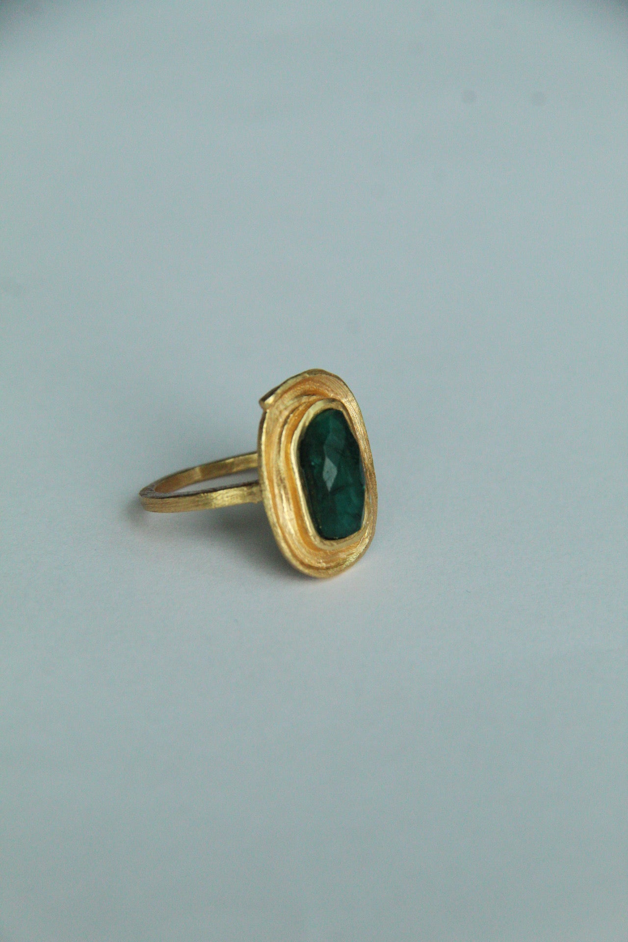 CASSIA, ANILLO CON PIEDRAS NATURALES Y BAÑO DE ORO