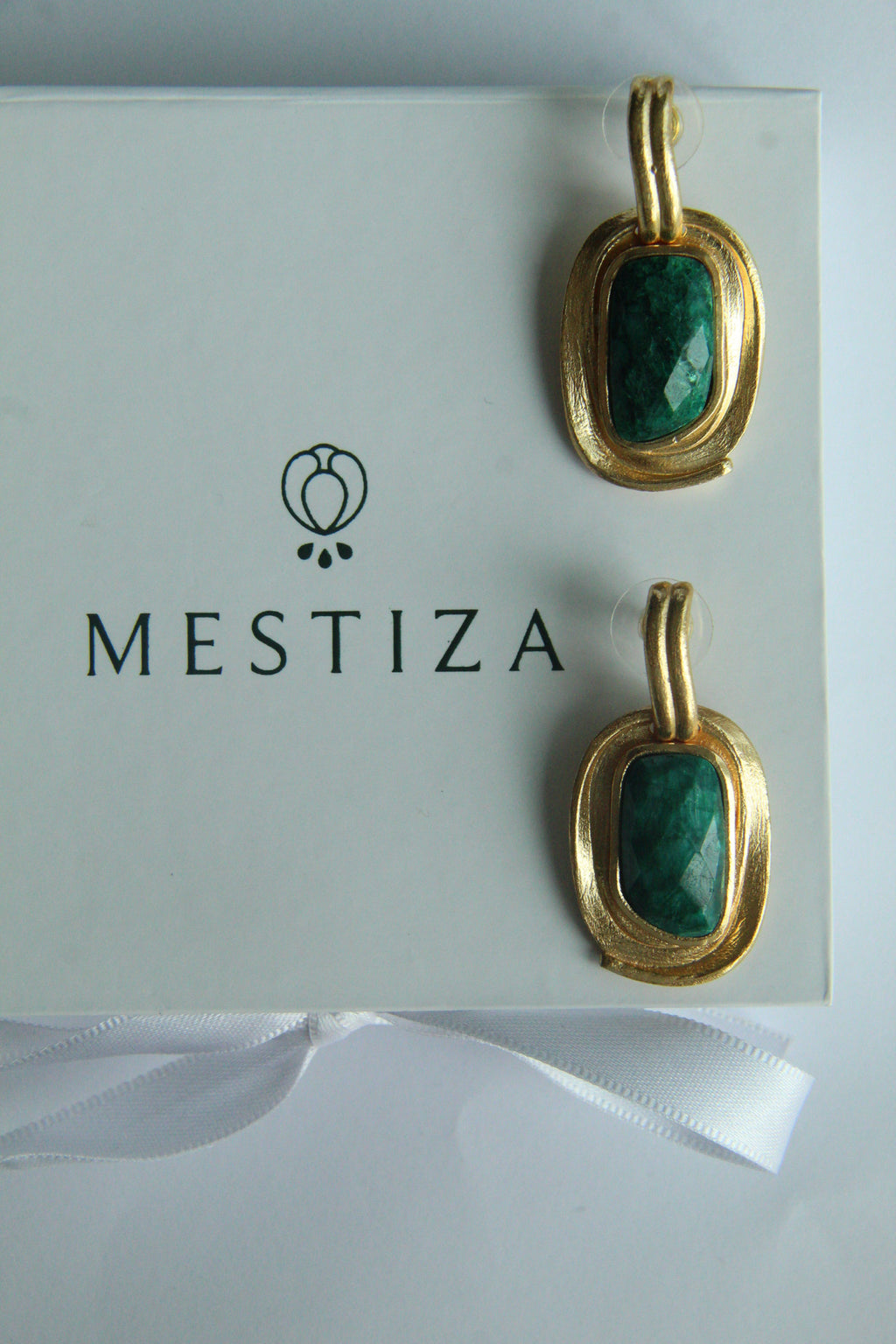CASSIA , ARETES CON PIEDRAS NATURALES Y BAÑO DE ORO
