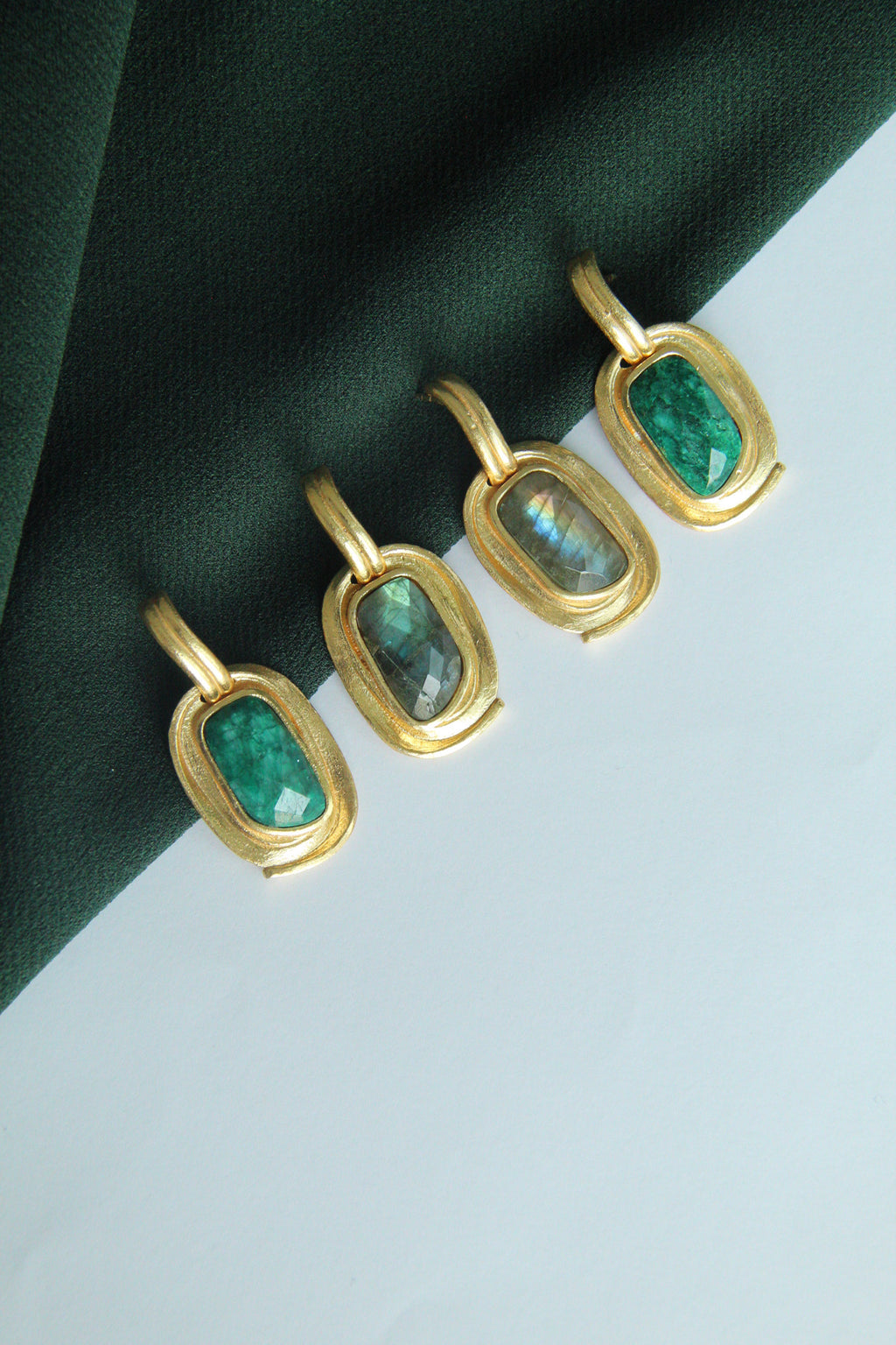 CASSIA , ARETES CON PIEDRAS NATURALES Y BAÑO DE ORO