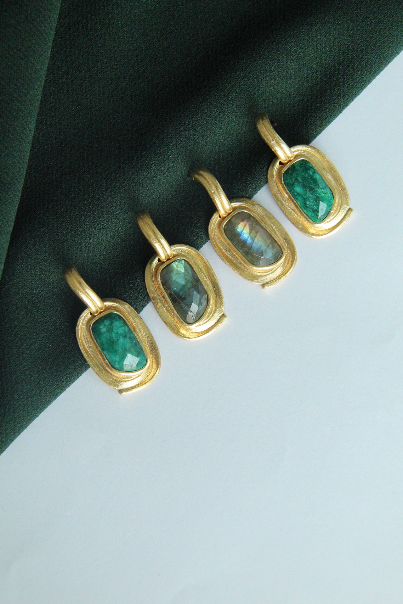 CASSIA , ARETES CON PIEDRAS NATURALES Y BAÑO DE ORO