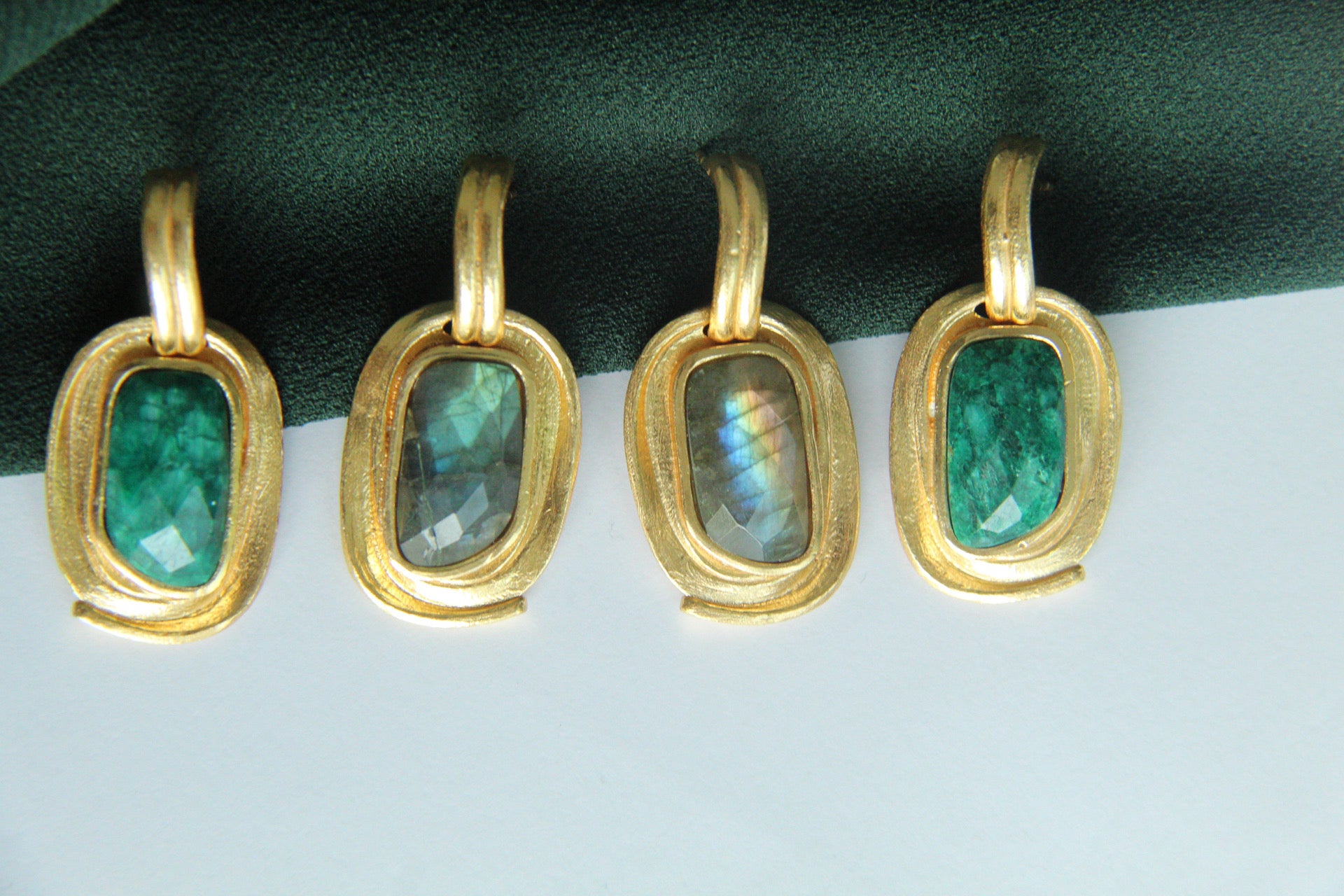 CASSIA , ARETES CON PIEDRAS NATURALES Y BAÑO DE ORO