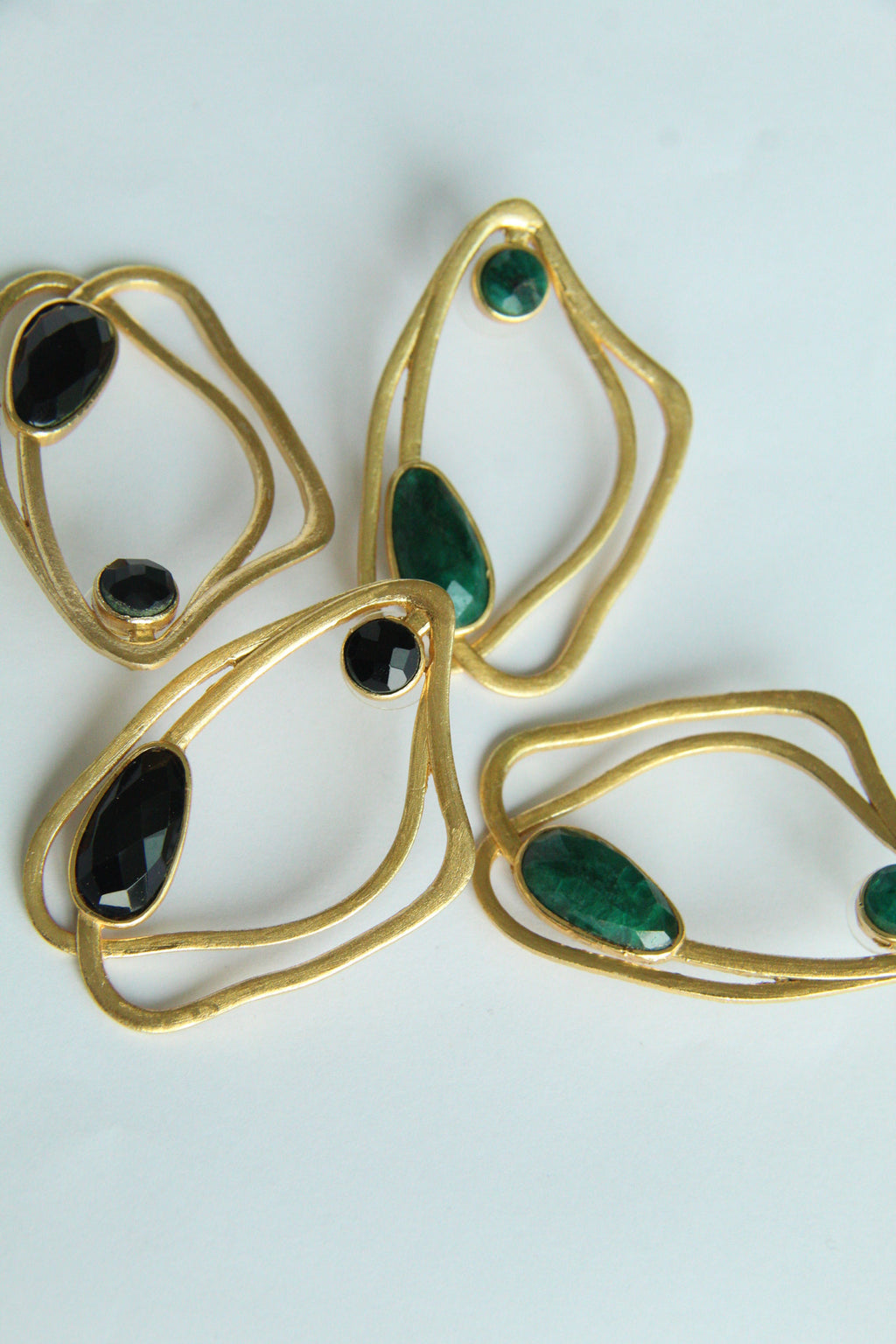 AYLA, ARETES CON PIEDRAS NATURALES Y BAÑO DE ORO