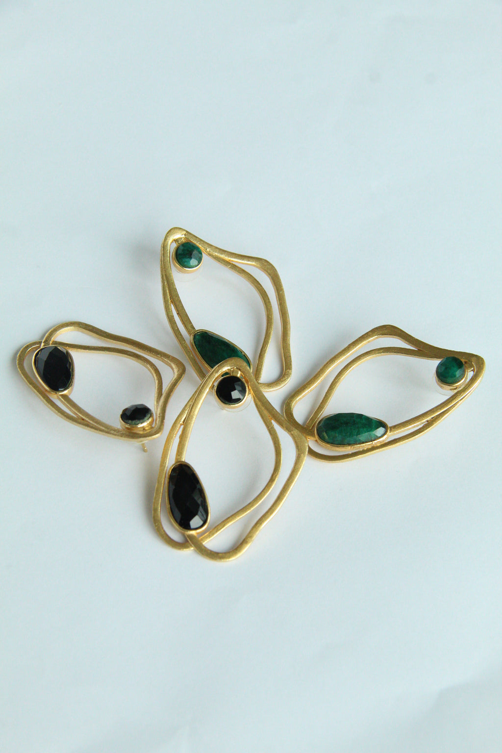 AYLA, ARETES CON PIEDRAS NATURALES Y BAÑO DE ORO