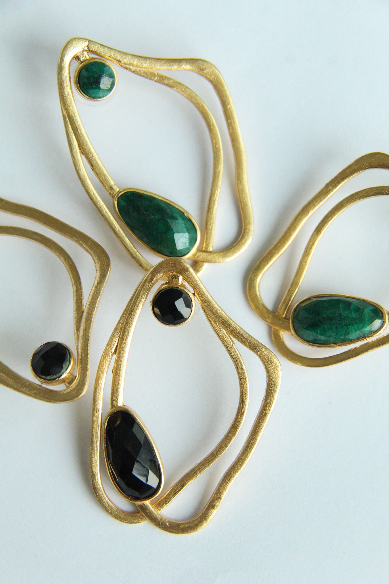 AYLA, ARETES CON PIEDRAS NATURALES Y BAÑO DE ORO