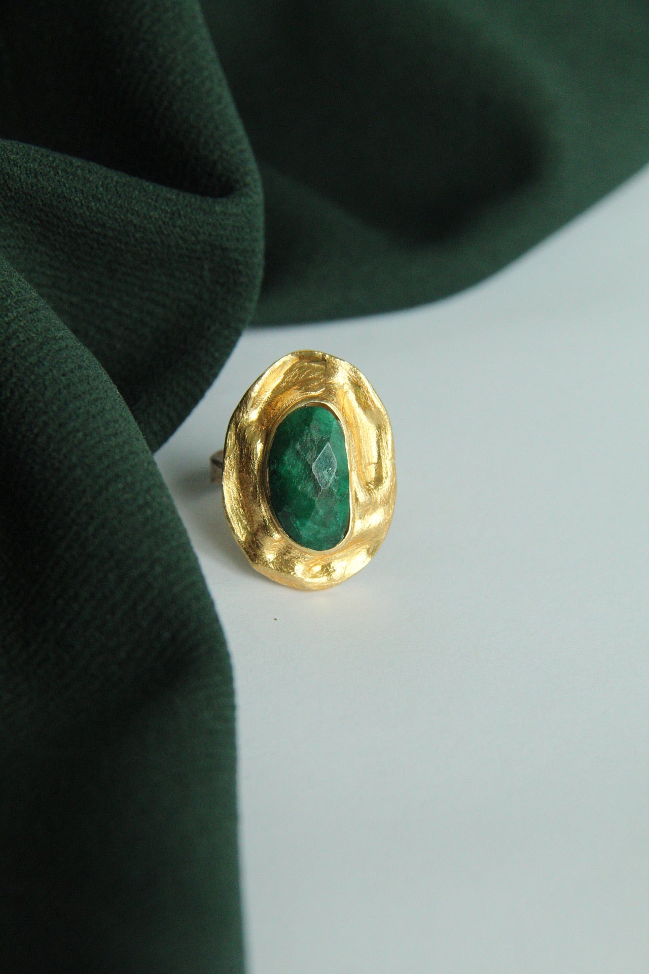 OLIVA, ANILLO CON PIEDRAS NATURALES Y BAÑO DE ORO