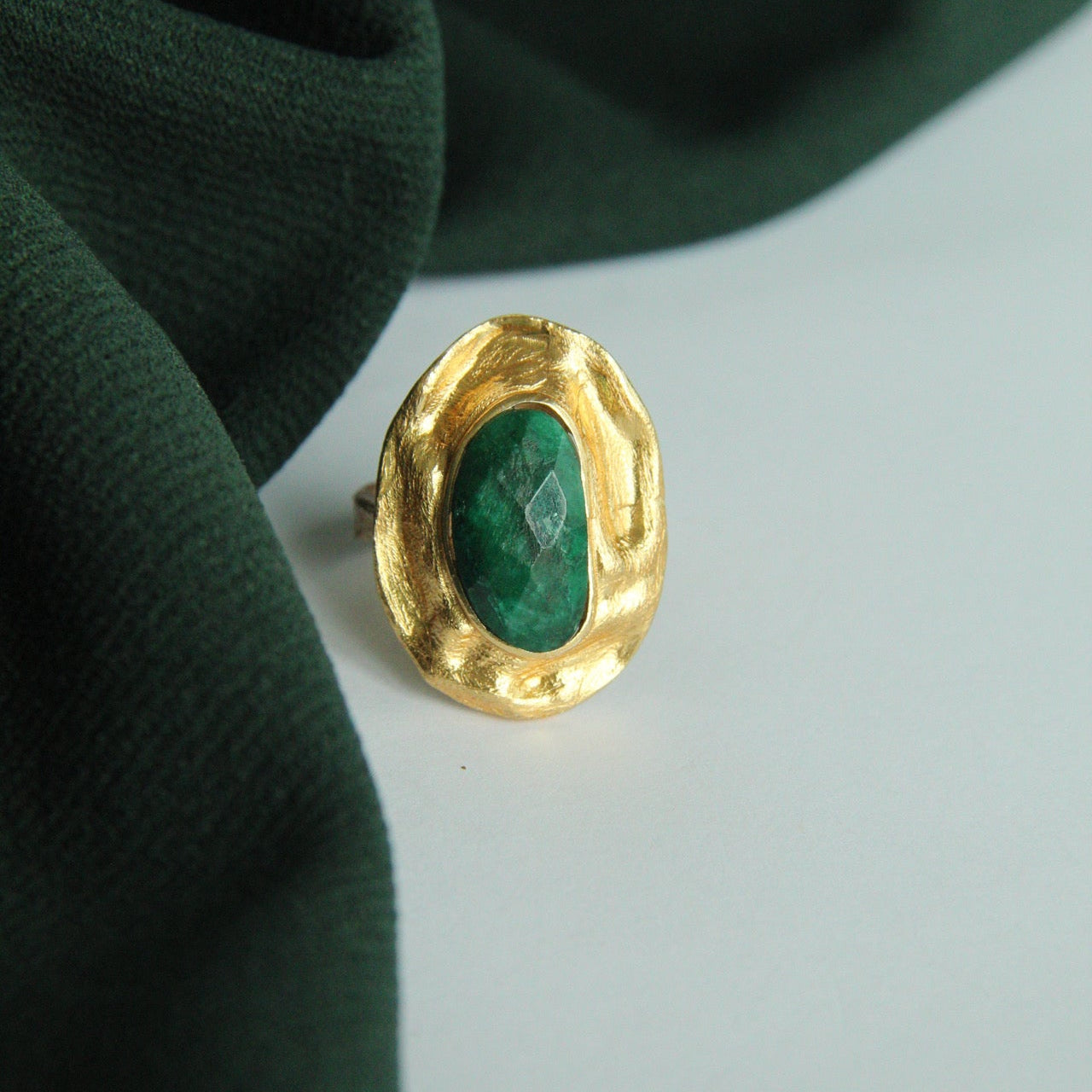 OLIVA, ANILLO CON PIEDRAS NATURALES Y BAÑO DE ORO