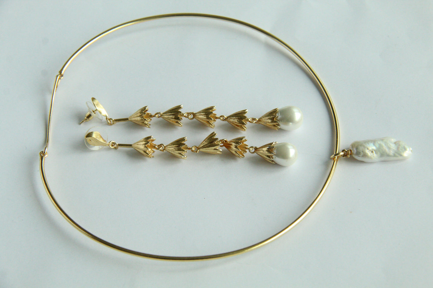 INGRID, ARETES CON PIEDRAS NATURALES Y BAÑO DE ORO