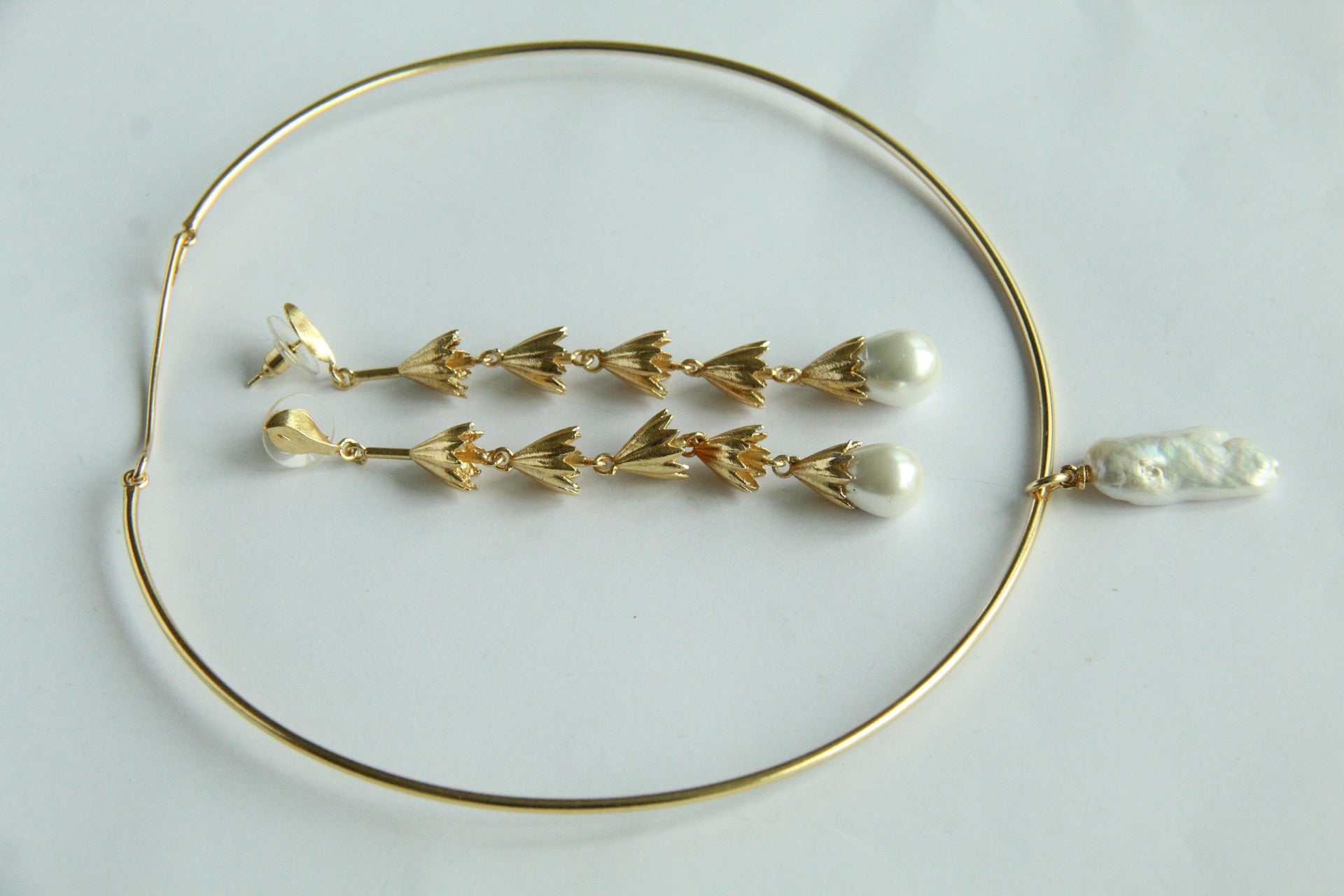 INGRID, ARETES CON PIEDRAS NATURALES Y BAÑO DE ORO