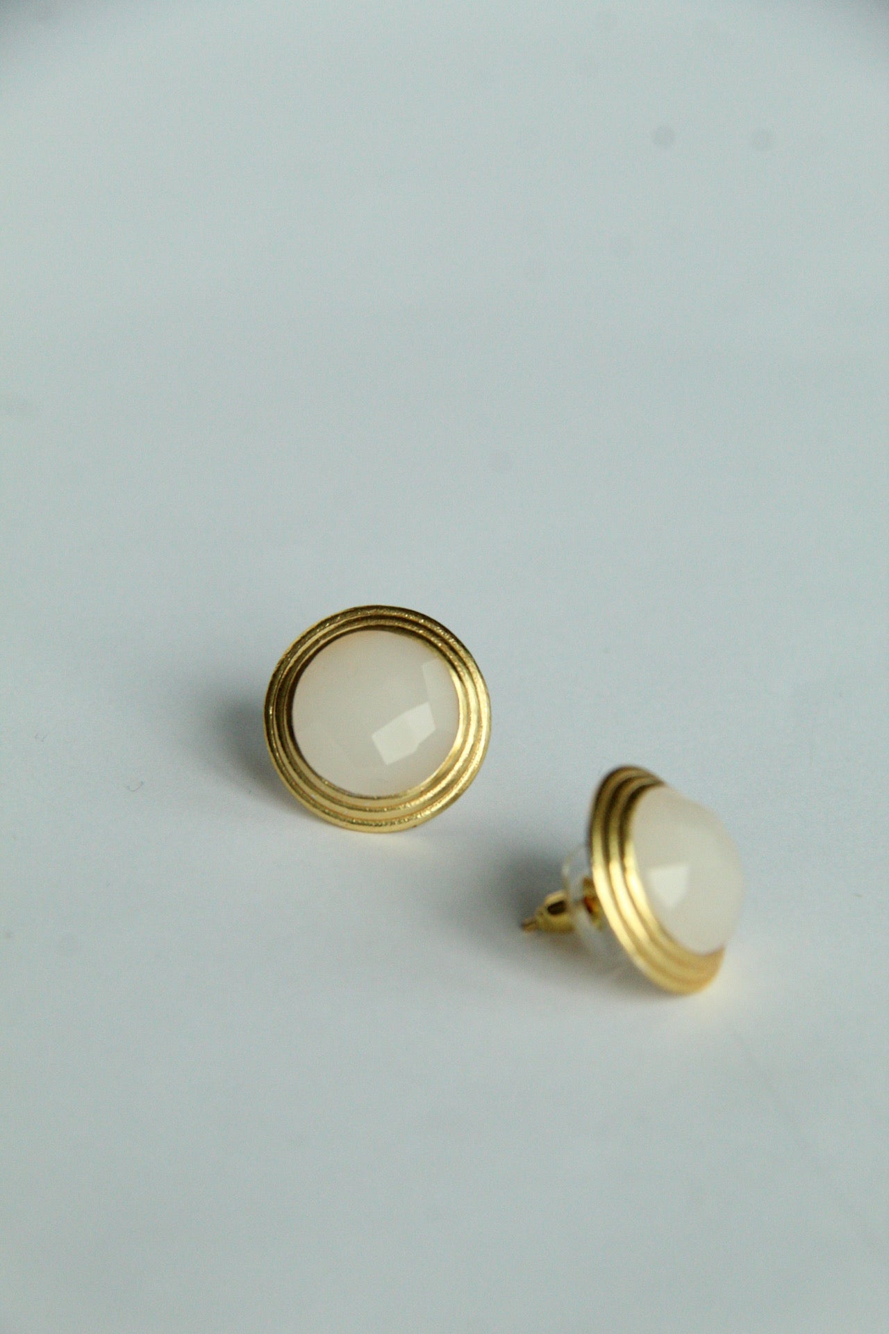 ALBERTHA, ARETES CON PIEDRAS NATURALES Y BAÑO DE ORO