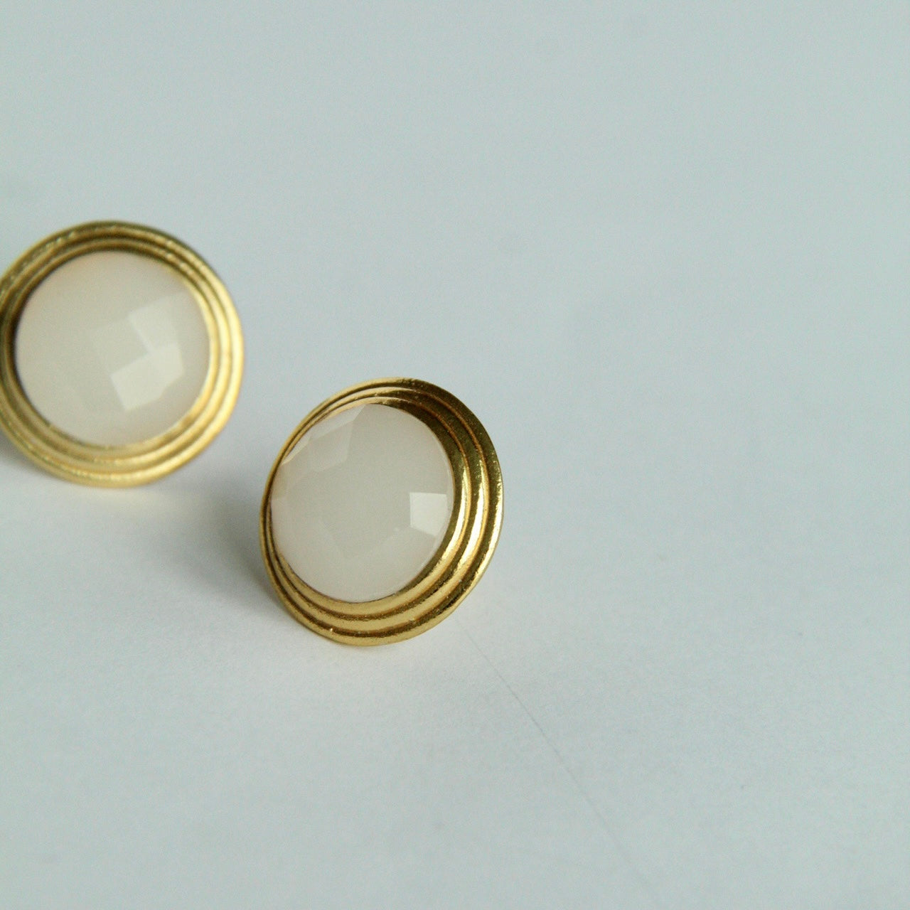 ALBERTHA, ARETES CON PIEDRAS NATURALES Y BAÑO DE ORO