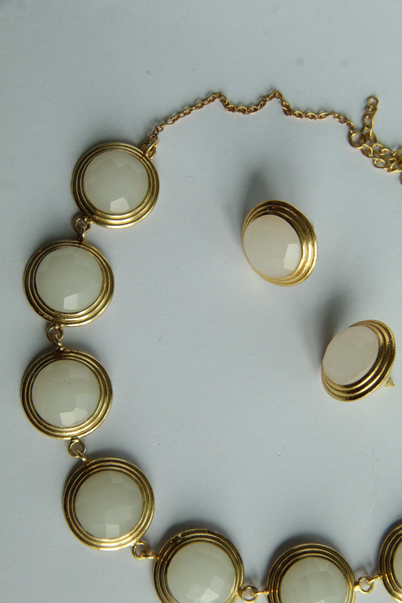 ALBERTHA, ARETES CON PIEDRAS NATURALES Y BAÑO DE ORO