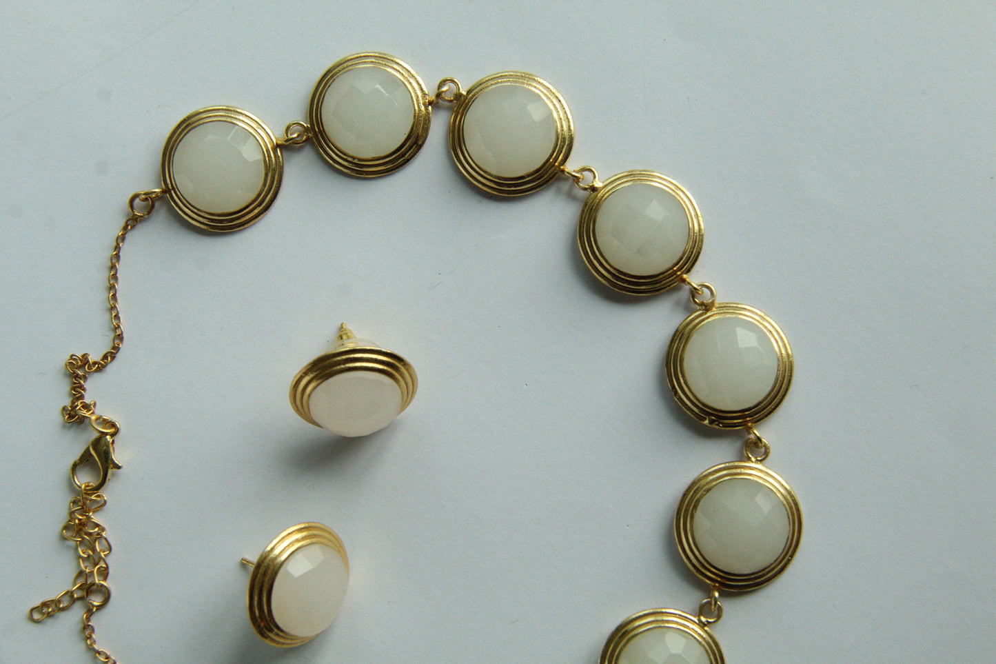 ALBERTHA, ARETES CON PIEDRAS NATURALES Y BAÑO DE ORO