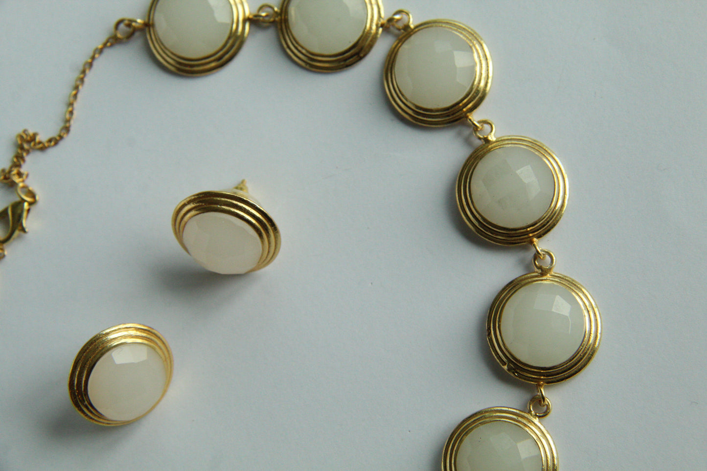 ALBERTHA, ARETES CON PIEDRAS NATURALES Y BAÑO DE ORO
