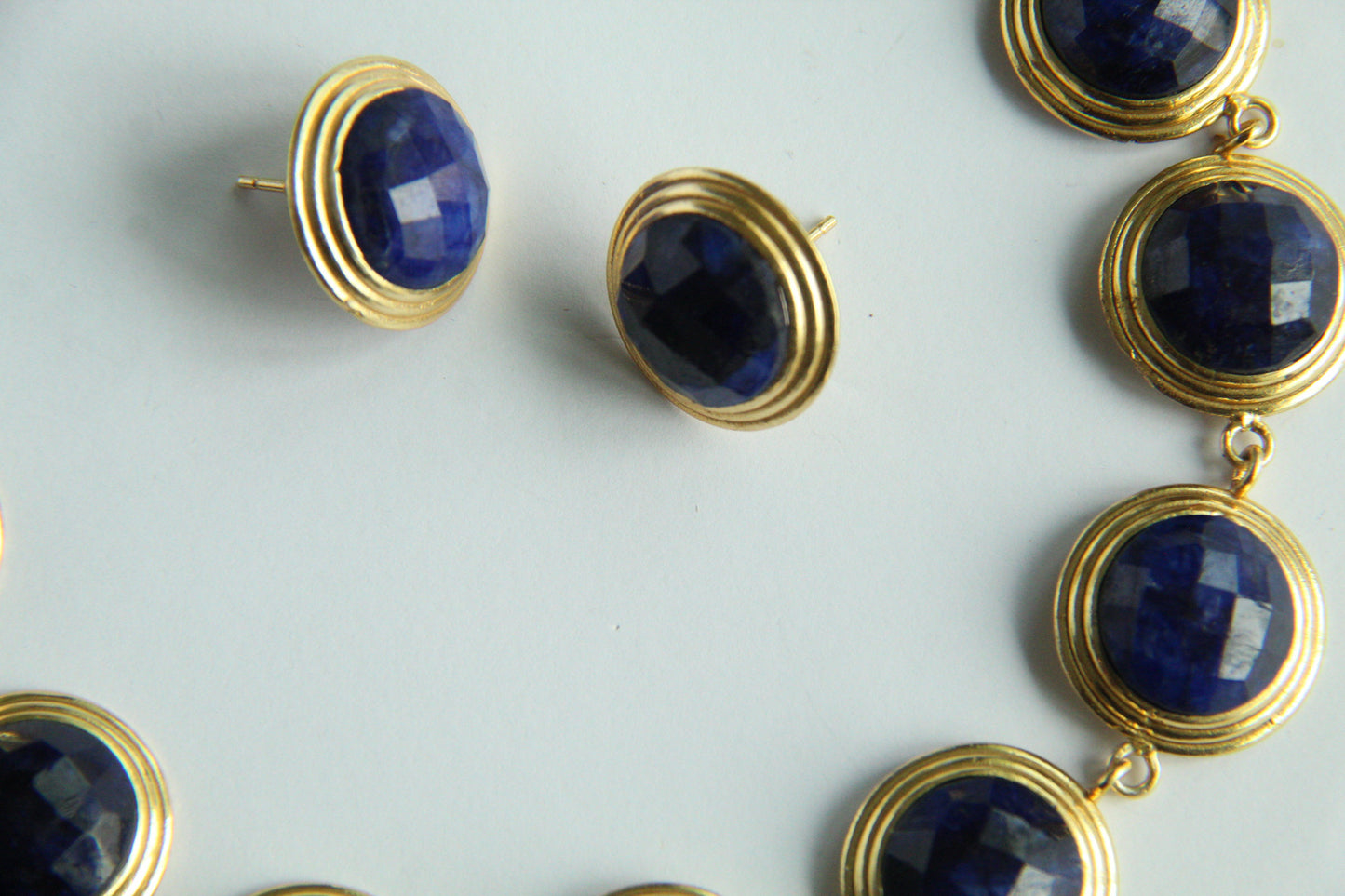 ALBERTHA, ARETES CON PIEDRAS NATURALES Y BAÑO DE ORO