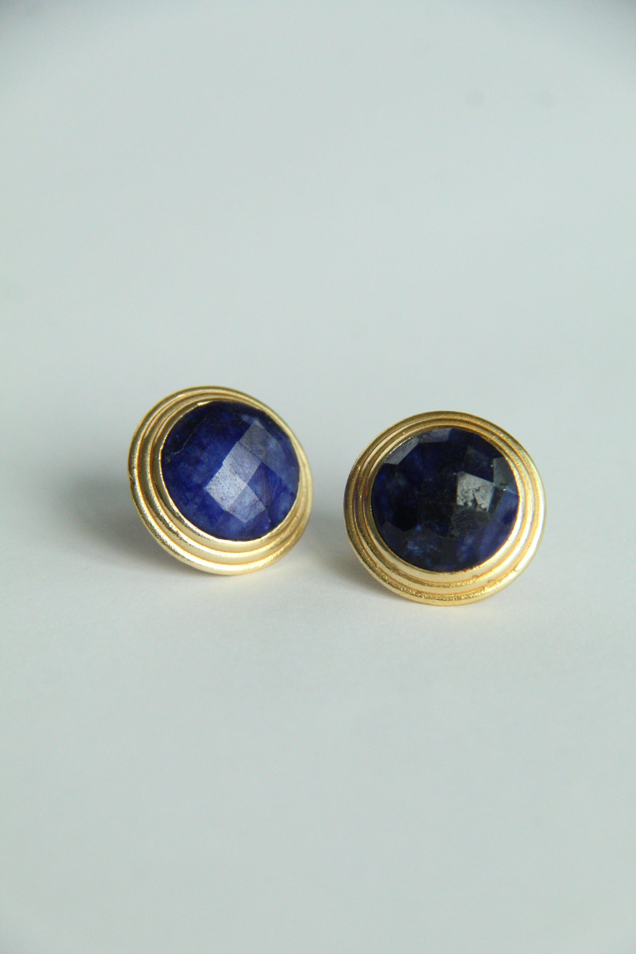 ALBERTHA, ARETES CON PIEDRAS NATURALES Y BAÑO DE ORO