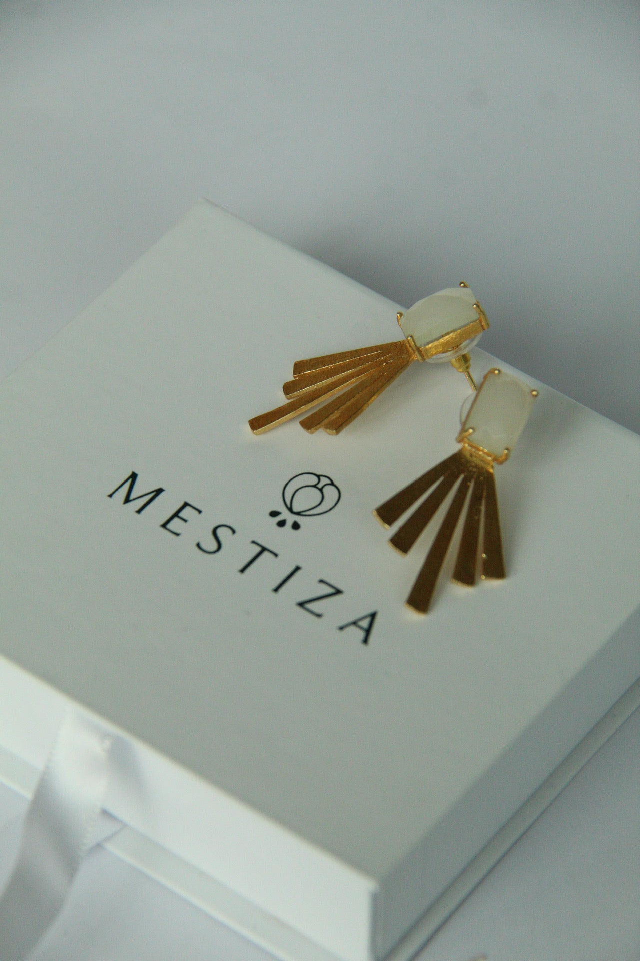 KARLOTA, ARETES CON PIEDRAS NATURALES Y BAÑO DE ORO