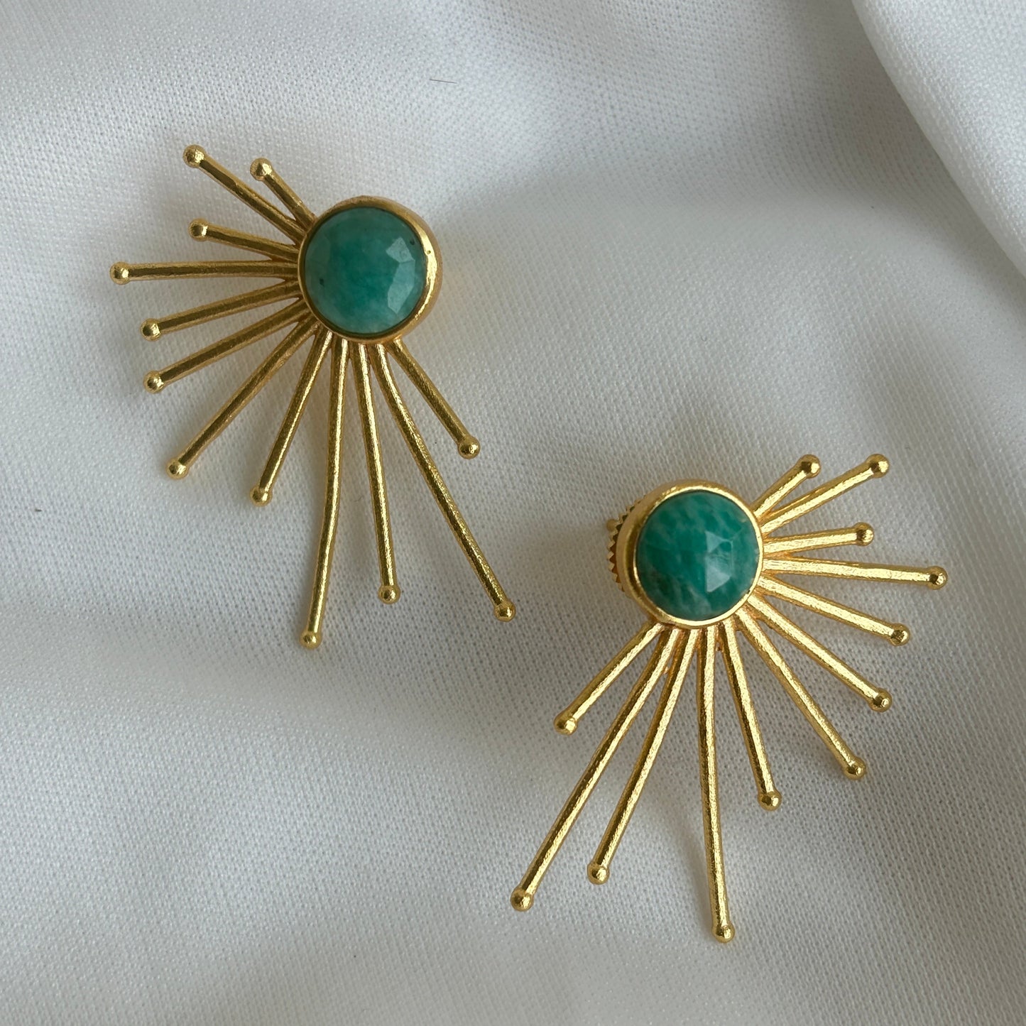 PAOLA, aretes con piedras naturales y baño de oro